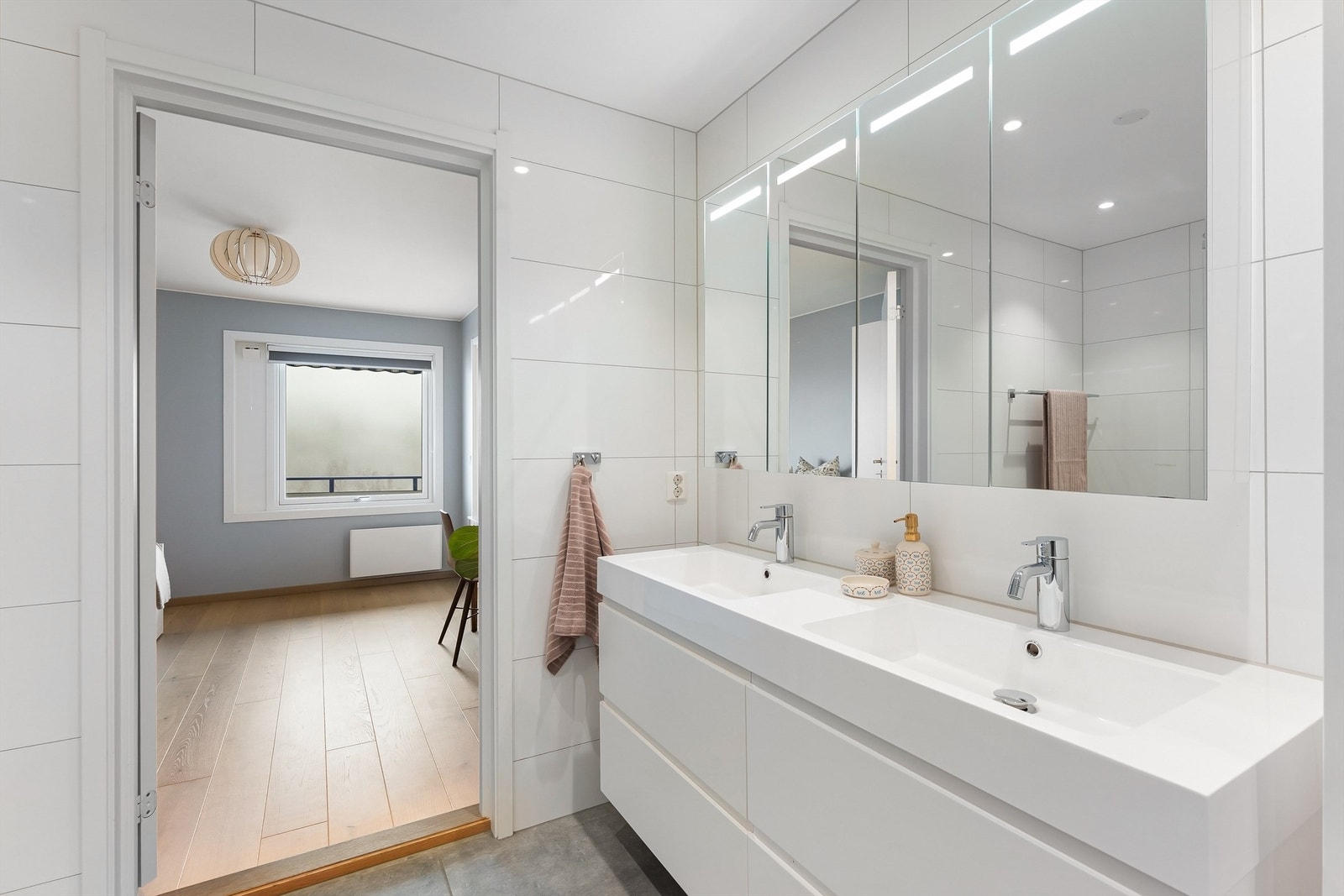 Soverom 2 har direkte adkomst til badet. Badet har også adkomst fra entréen/gangen Galleribilde