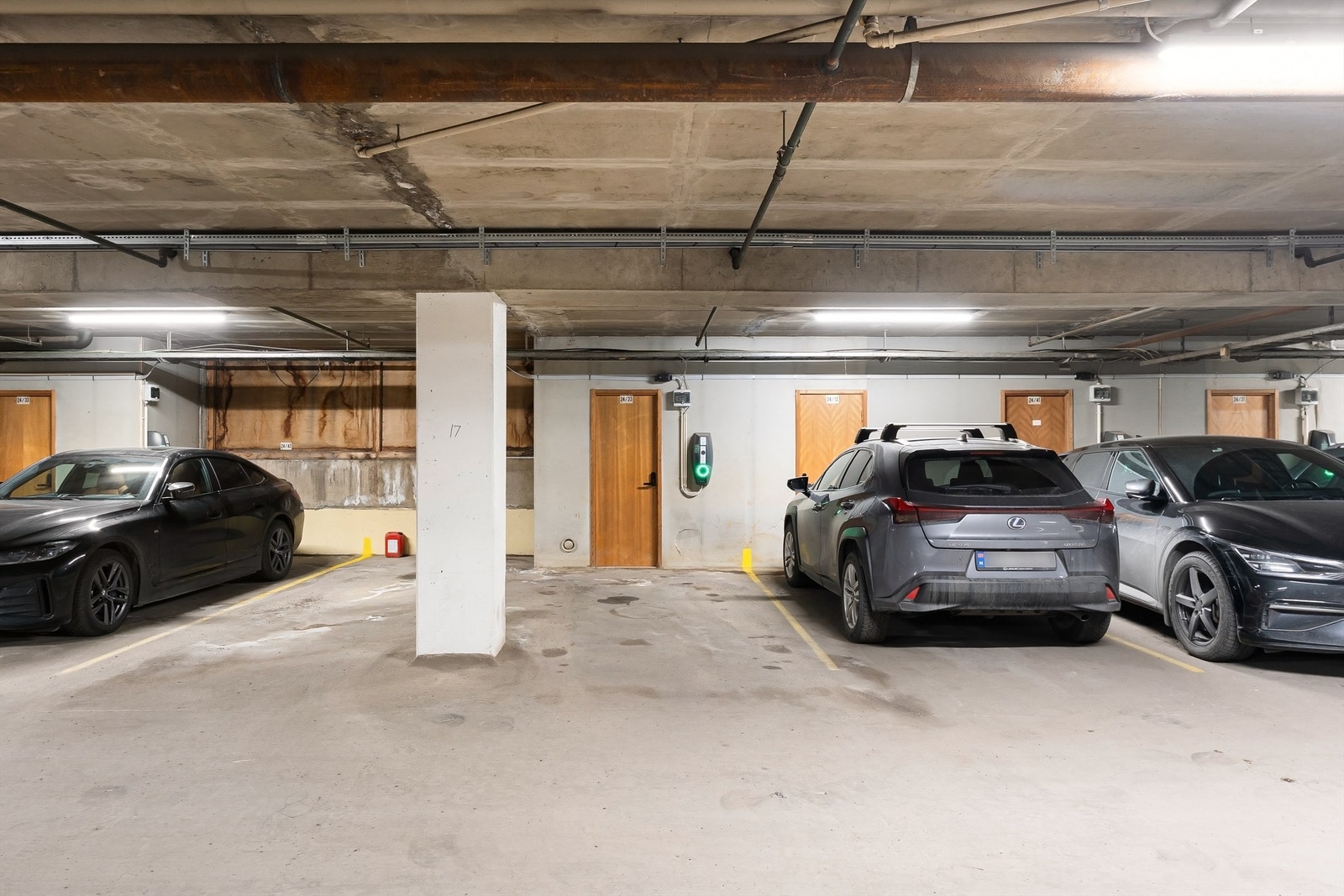 Med leiligheten følger parkeringsplass i felles garasjeanlegg. Det er montert elbil-lader på plassen. Boden er plassert i bakkant av garasjeplassen Galleribilde