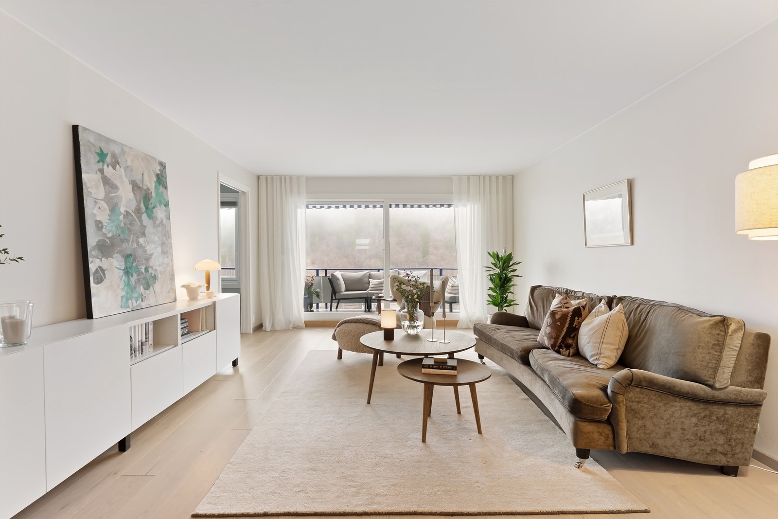 Fra stuen er det utgang til den nordvestvendte balkongen Galleribilde