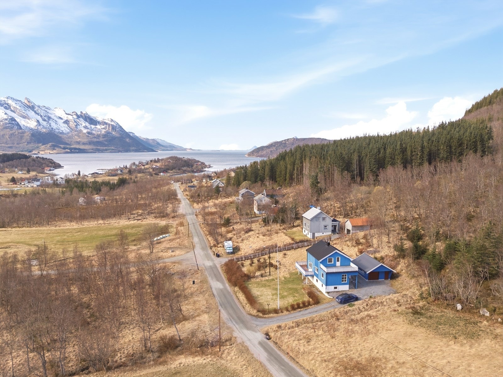 Eiendommen har en romslig tomt på ca. 4 181 m² Galleribilde