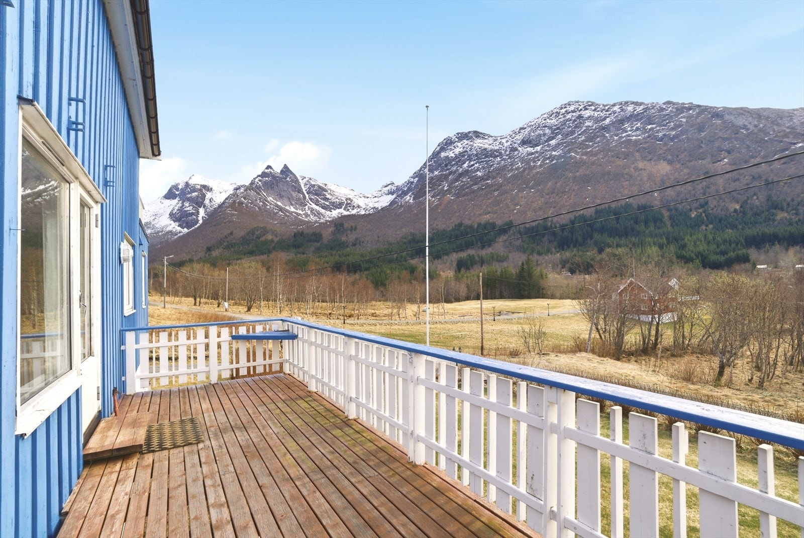 Romslig balkong med fine lys- og solforhold. Galleribilde