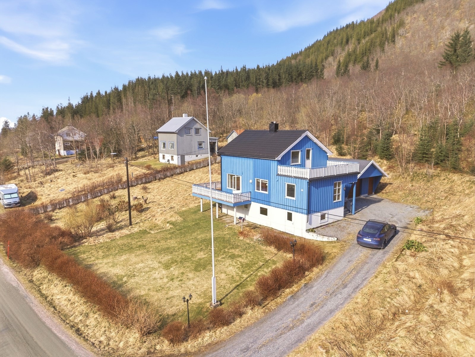 Et sjarmerende hjem, også kjent som det "koselige blå huset" Foto: Leel Media Galleribilde