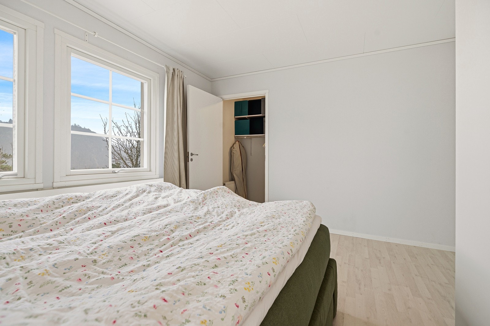Hovedsoverommet har i tillegg eget walk-in garderobe Galleribilde