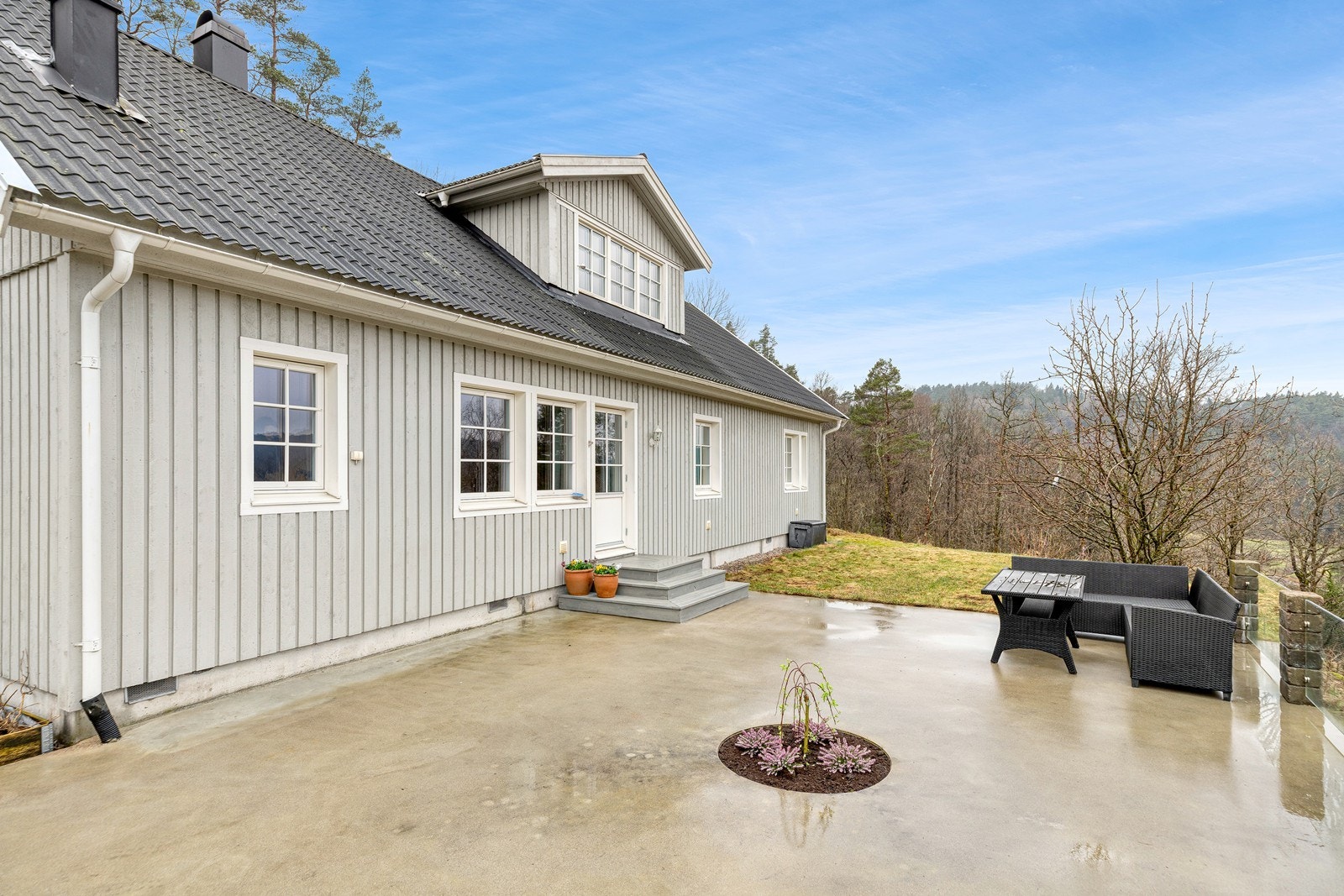 Boligen har flotte uteområder med meget gode bruksmuligheter! Galleribilde