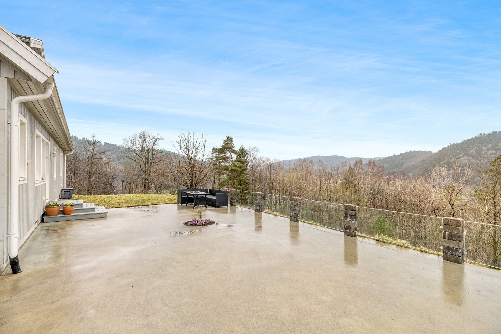 Stor betonglagt terrasse med flott og frodig utsikt over songdalen! Galleribilde