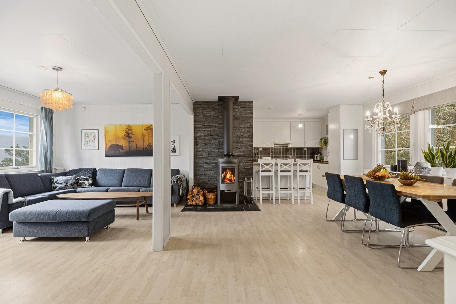 Velkommen inn! Stor og romslig stue/kjøkken med god plass til å innrede med flere sittergrupper Galleribilde