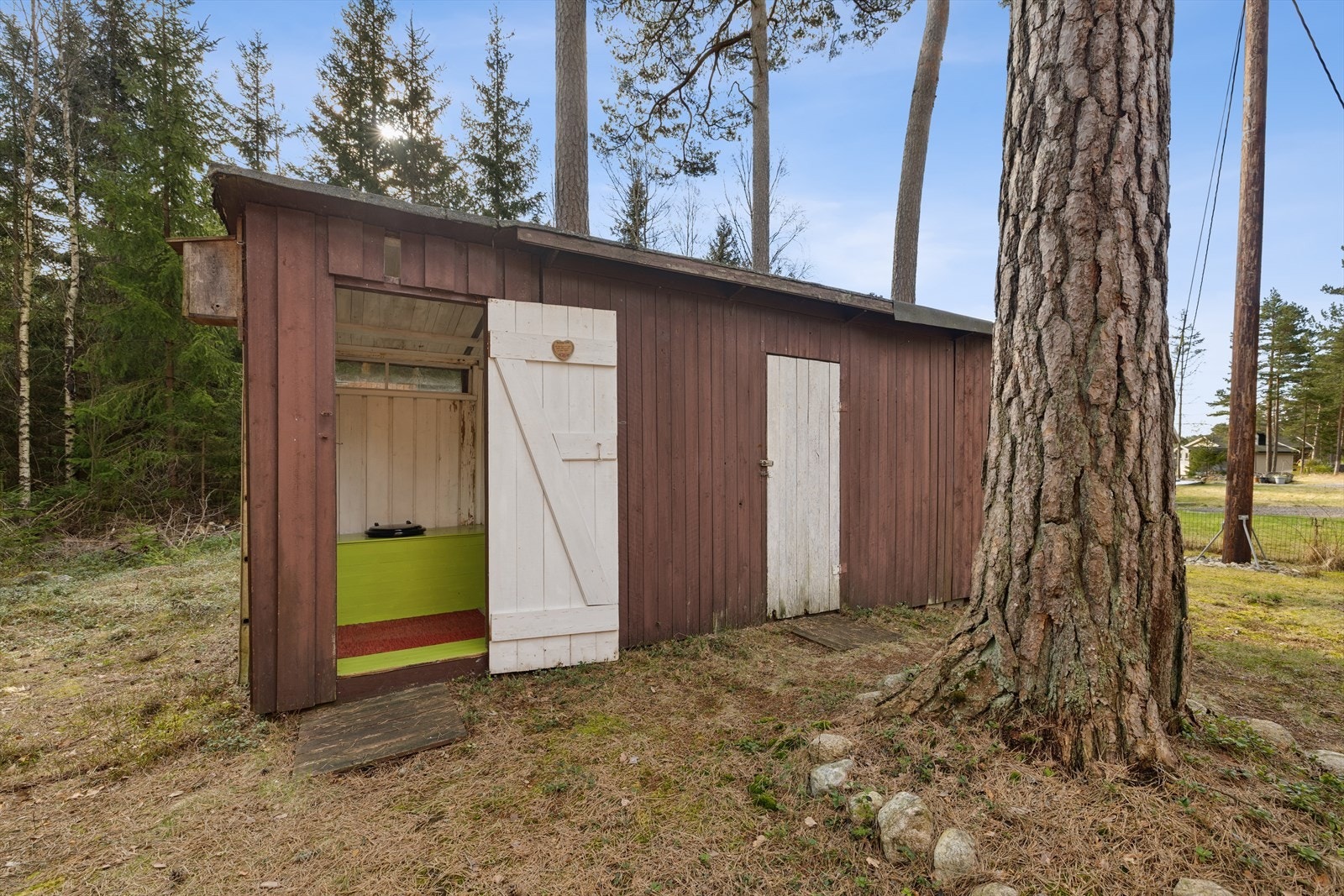 Uthuset har plass til en utebod og en utedo. Galleribilde