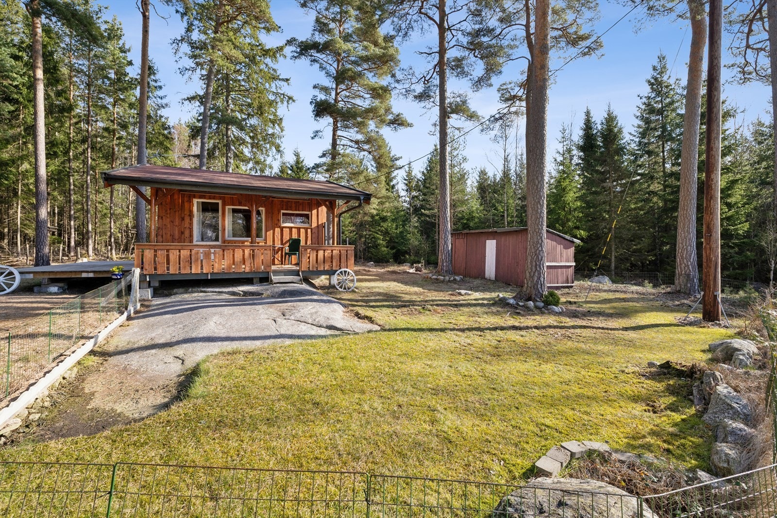 Hyggelig plen som er inngjerdet foran hytta. Galleribilde