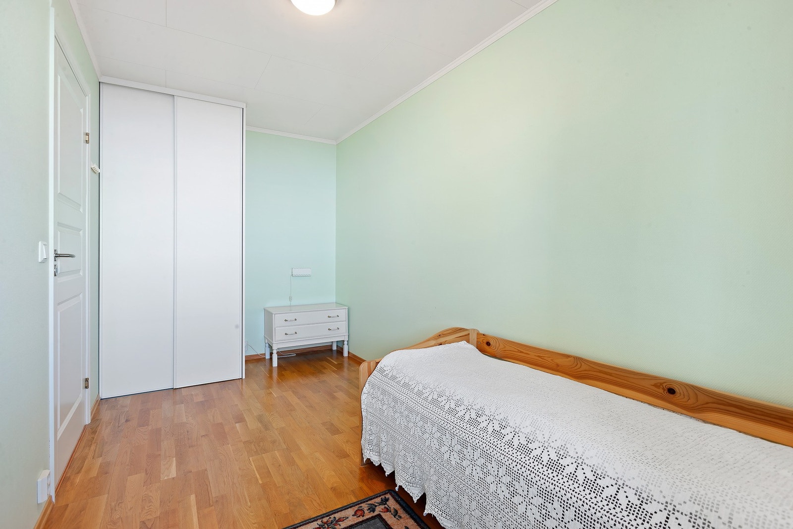 Soverom med god plass til seng og garderobe Galleribilde