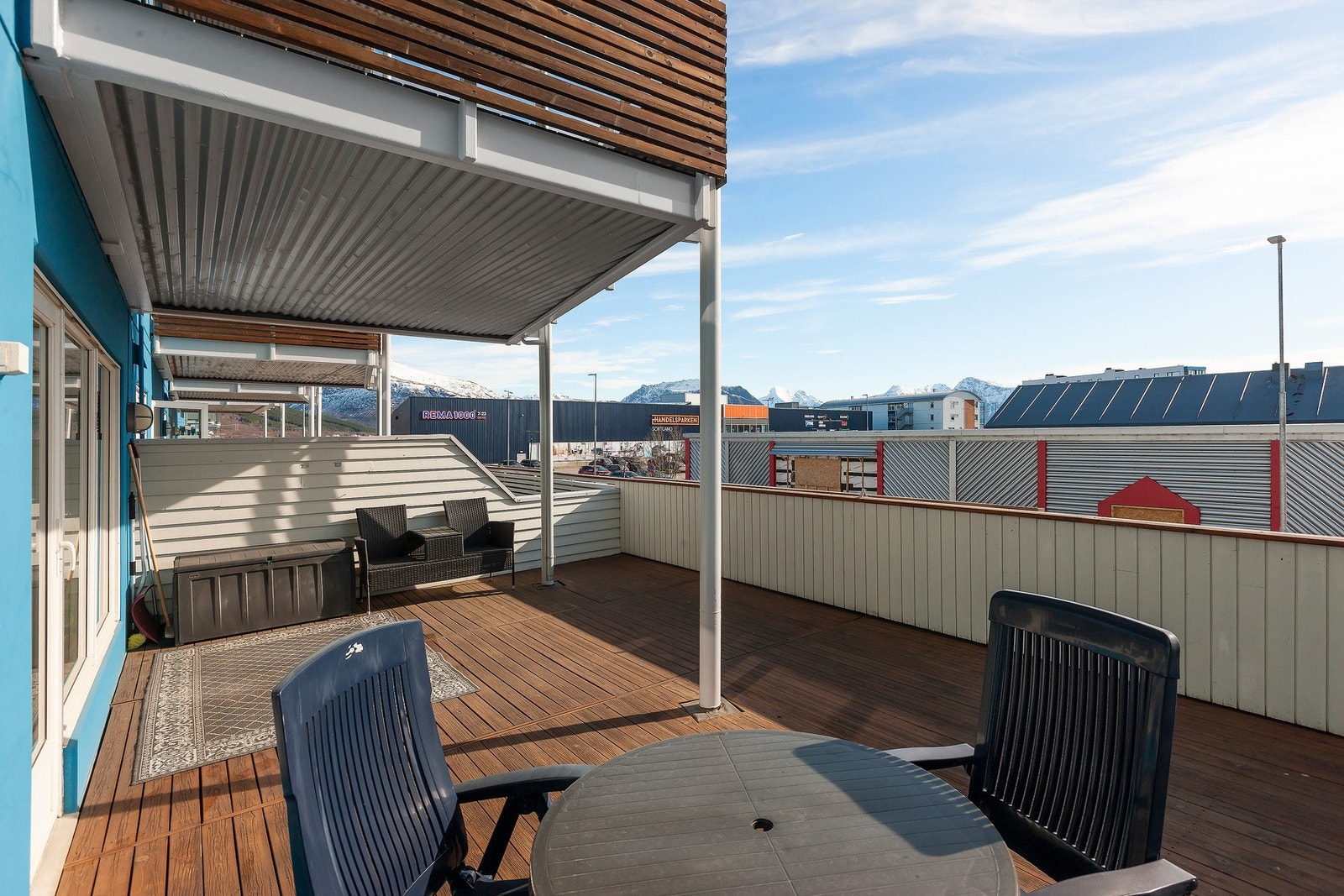 Verandaen er solrik med god plass til sittegruppe Galleribilde