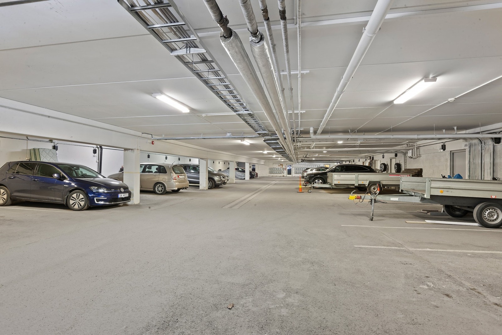 Leiligheten har egne parkeringsplass i garasjeanlegget samt bod Galleribilde