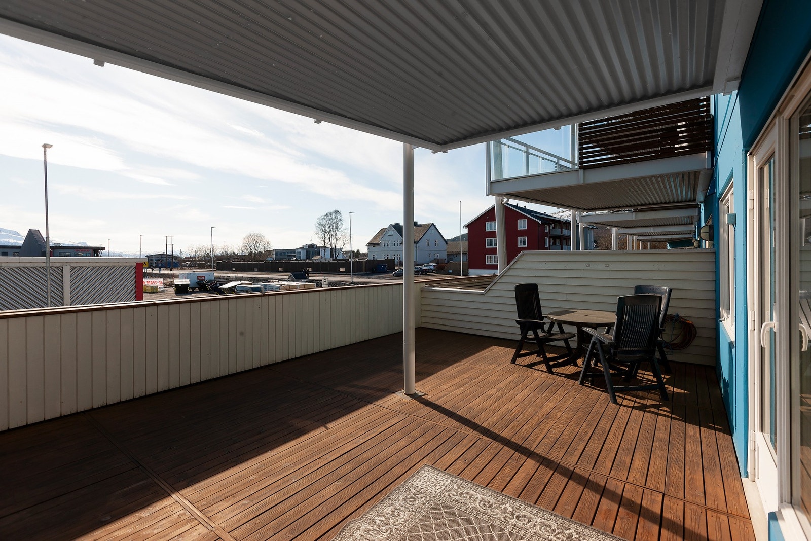 Fra stue har man utgang til en stor og romslig veranda Galleribilde