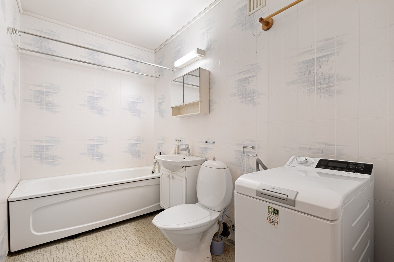 På badet er det belegg på gulv og våtromstapet på vegger. Malt overflate i himling. Galleribilde