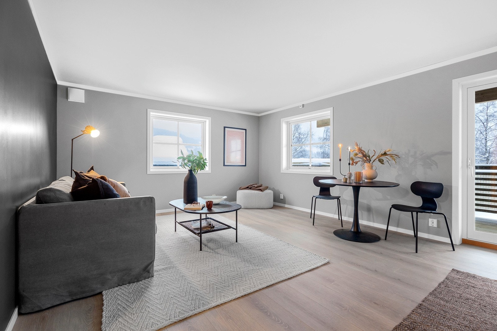 Innbydende stue med god plass til sofagruppe og spisebord. Galleribilde