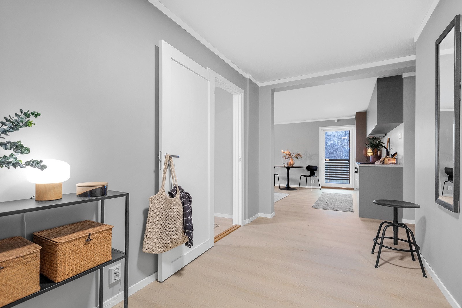 Det første som møter deg når du kommer inn er en entré/gang med plass til sko og yttertøy. Galleribilde
