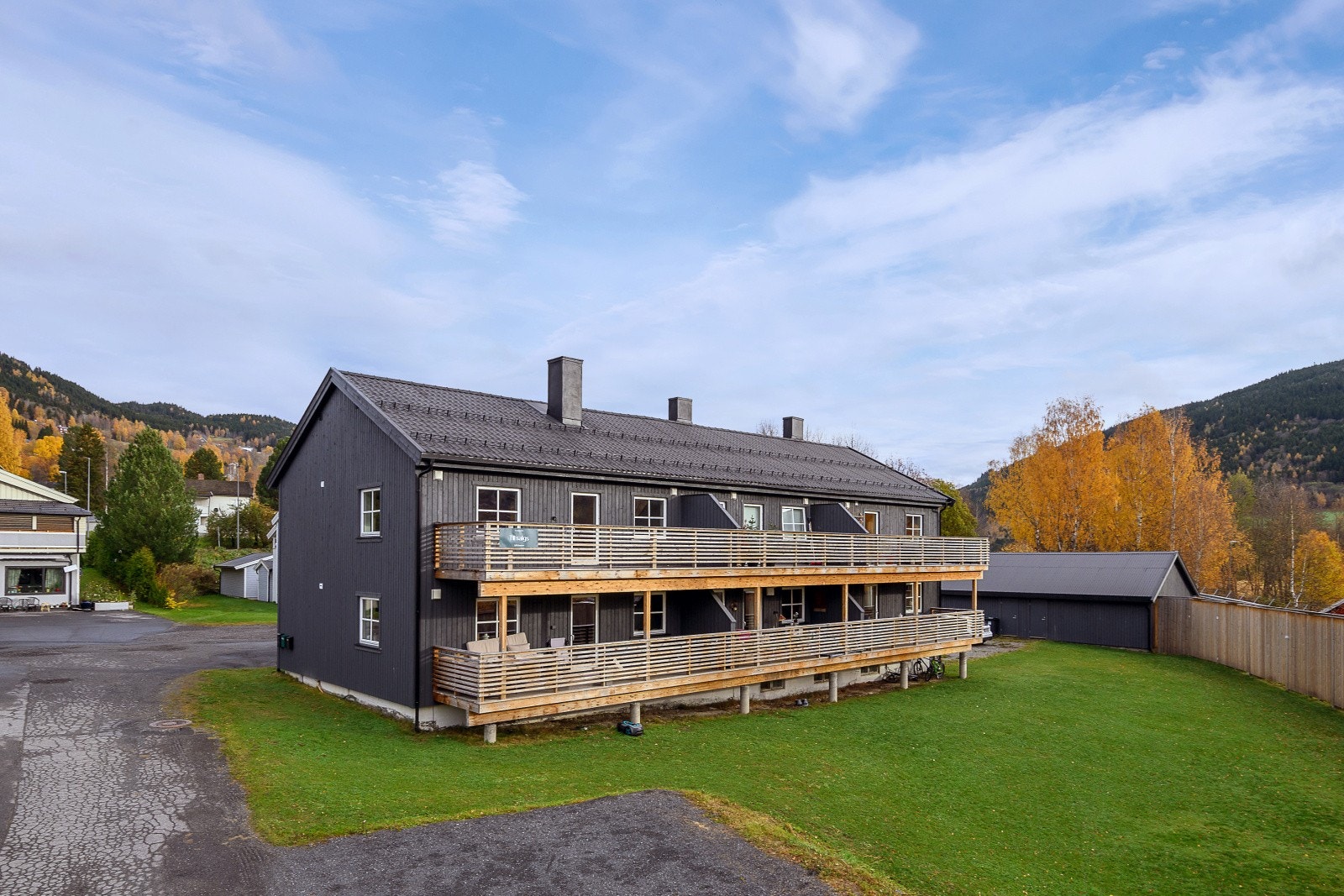 Dette er en oppusset 3-roms leilighet beliggende i et rolig, barnevennlig og hyggelig boligområde i Forset. Galleribilde