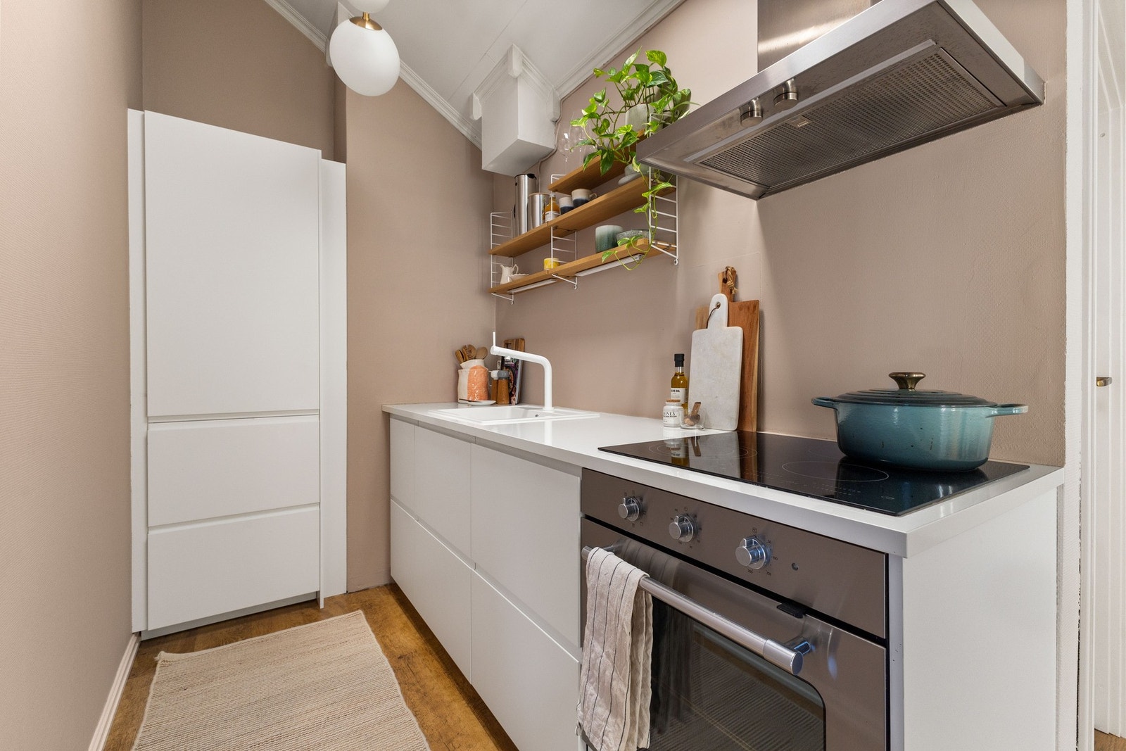 IKEA-kjøkken fra 2018 med integrerte hvitevarer Galleribilde