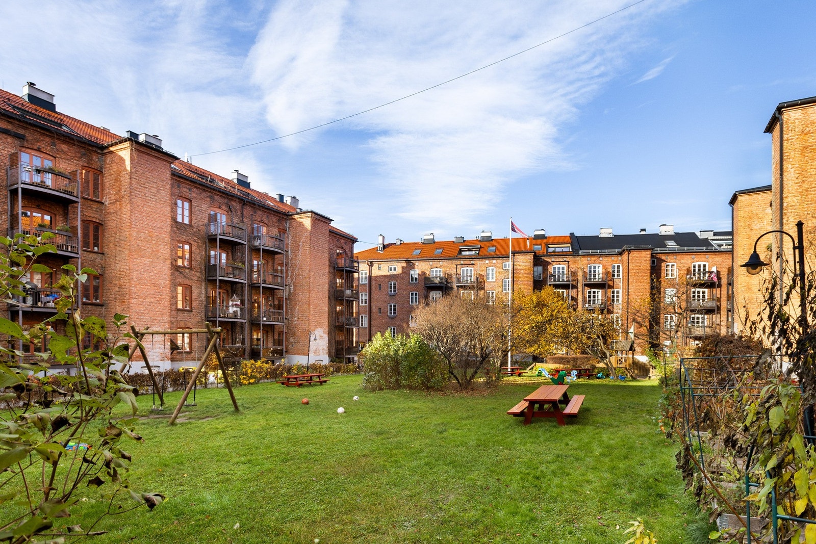 Fine fellesområder med utegrill, og sittegrupper, lekeplass og sykkelparkering Galleribilde