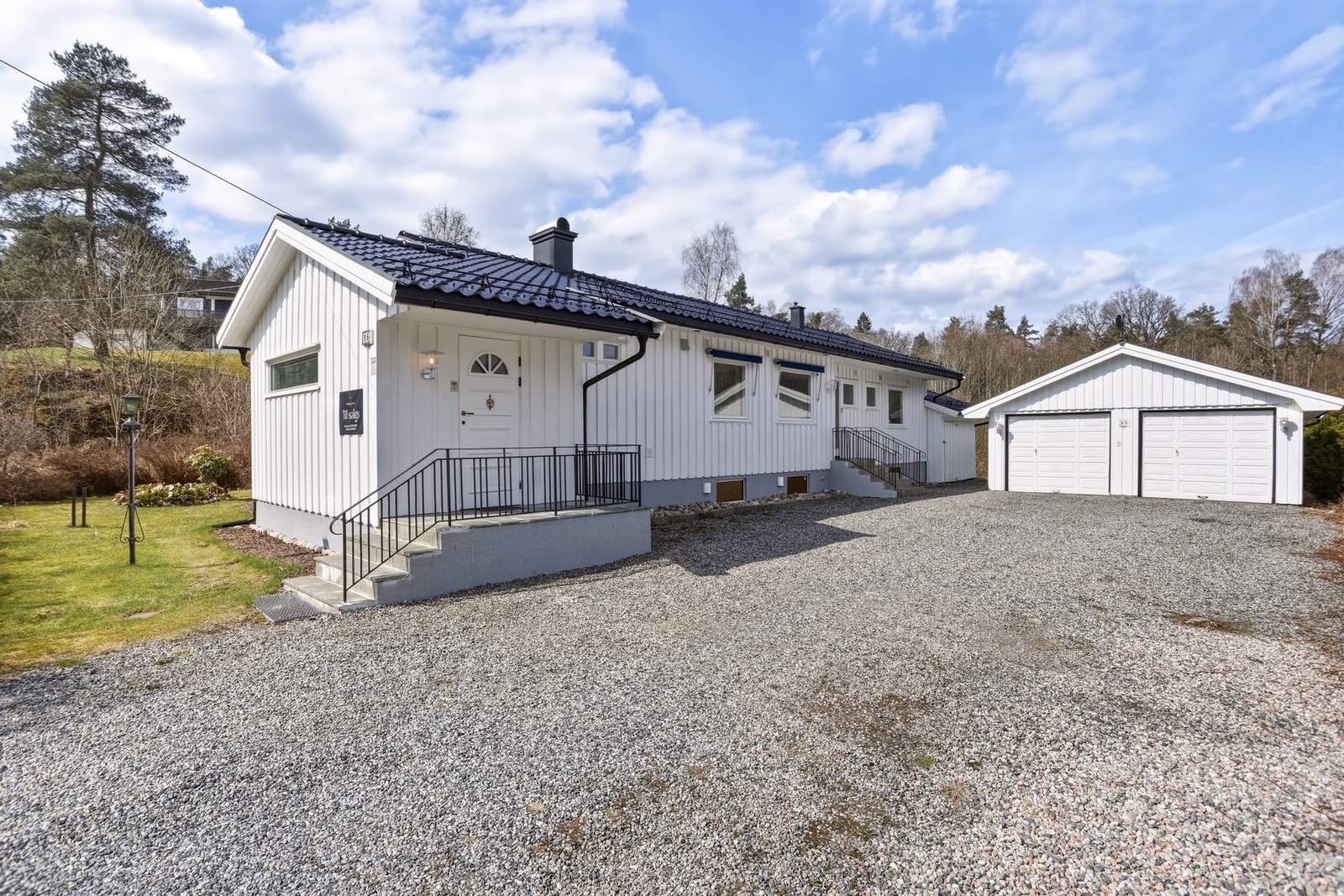 Stor gårdsplass og dobbel garasje Galleribilde