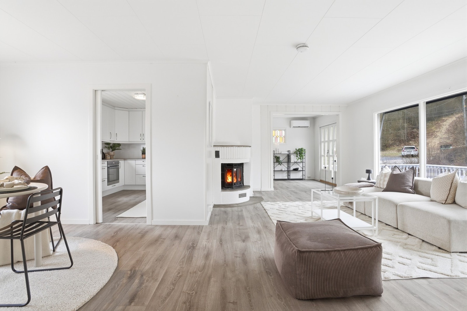 Romslig stue i lyse farger. Både vedfyring, samt varmepumpe. Galleribilde