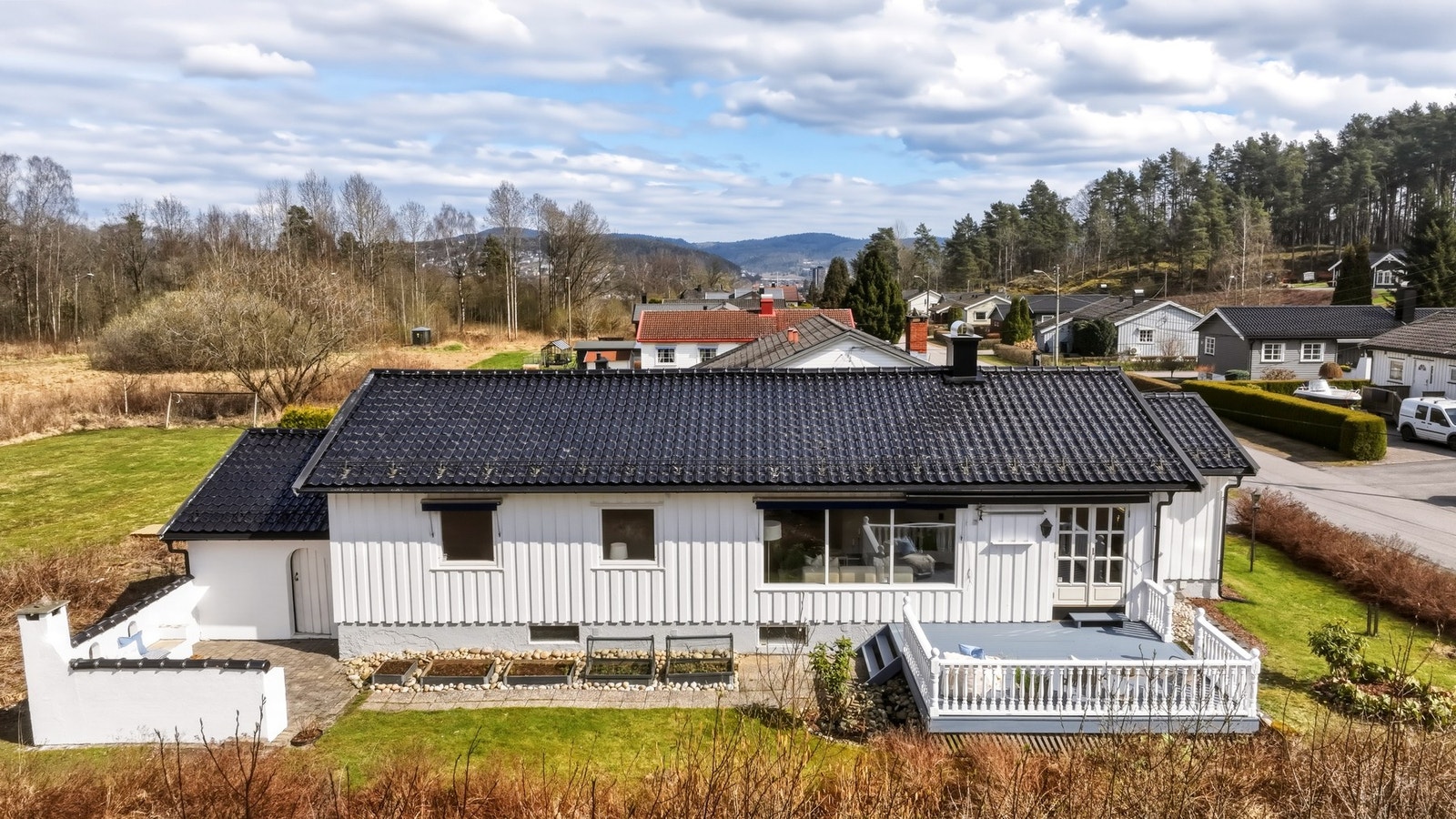 Fin hage rundt boligen, som grenser mot friareal Galleribilde