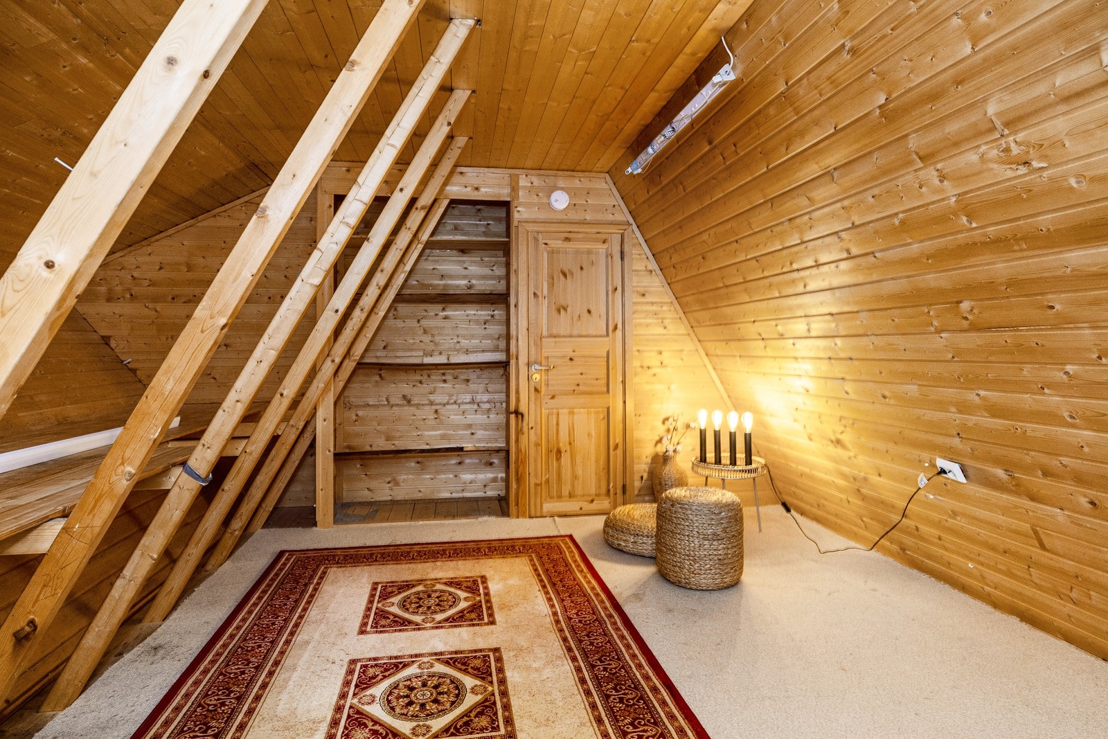 Loft med god plass til lagring Galleribilde