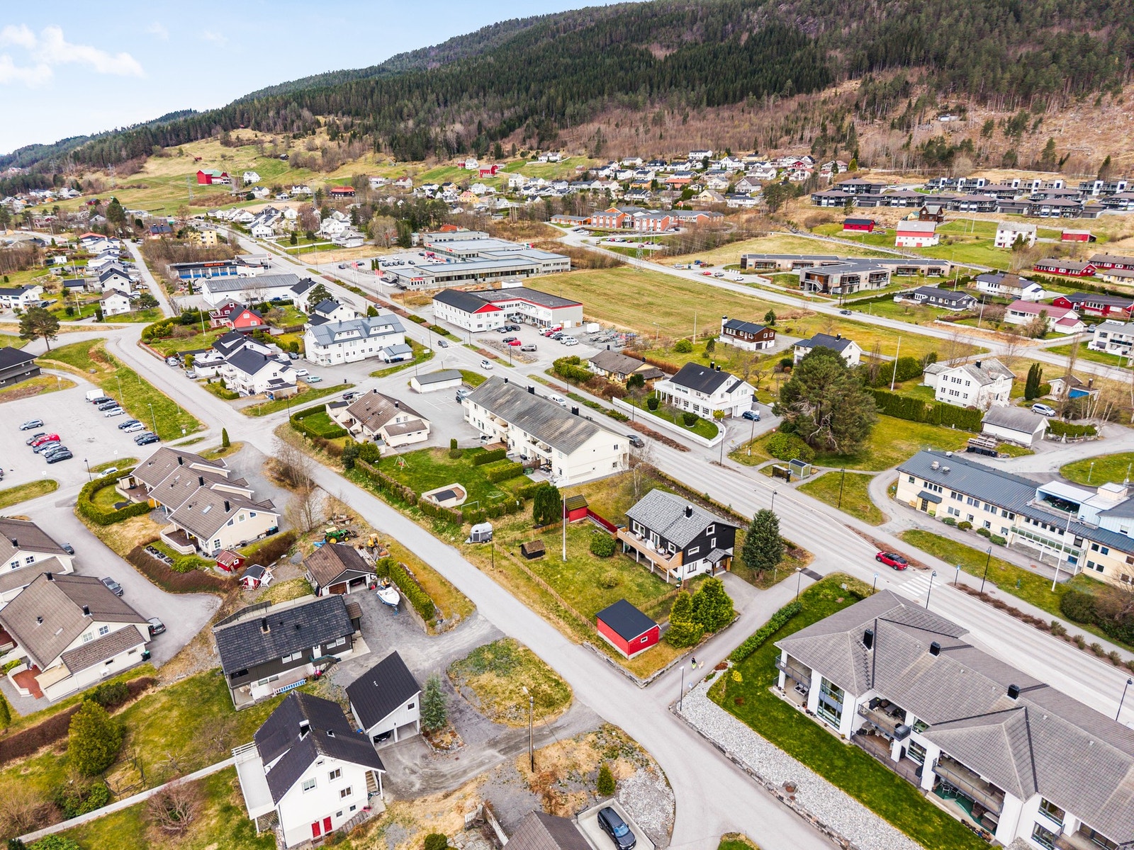 Dronebilde av området, nærhet til "alt" du trenger i hverdagen Galleribilde