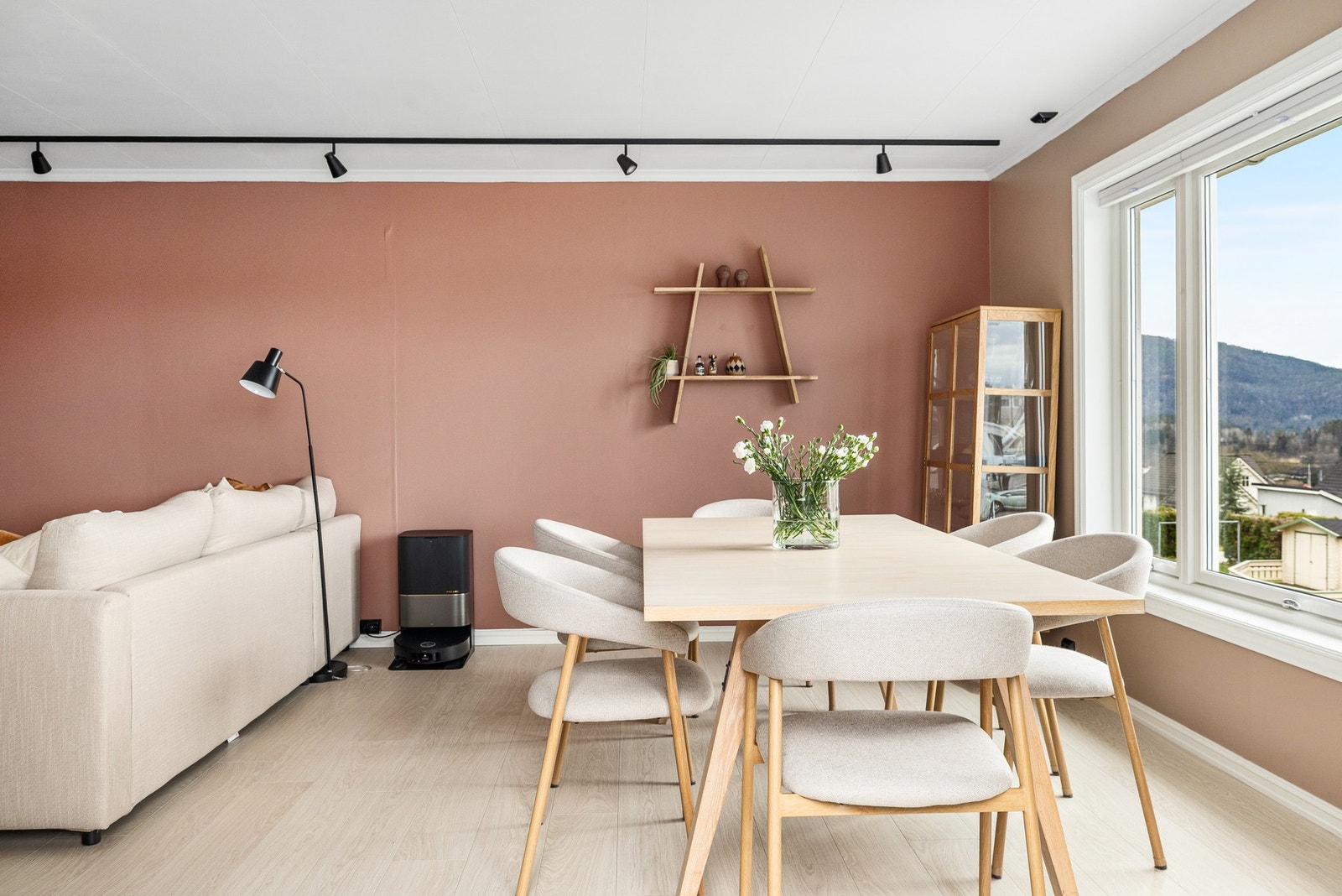 Store vindusflater gir rommet rikelig med naturlig lys Galleribilde