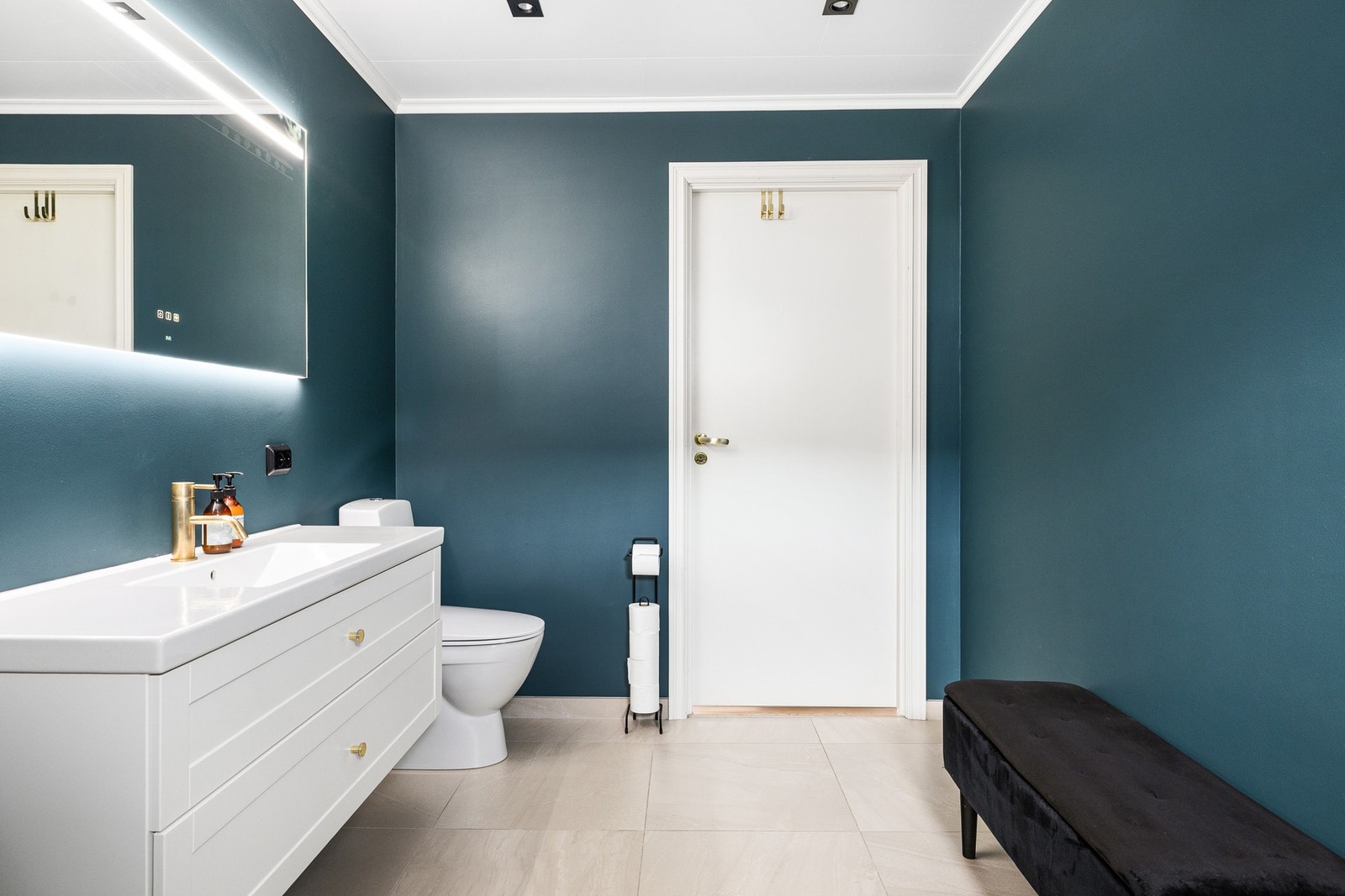 Badet er utstyrt med varmekabler i gulv Galleribilde