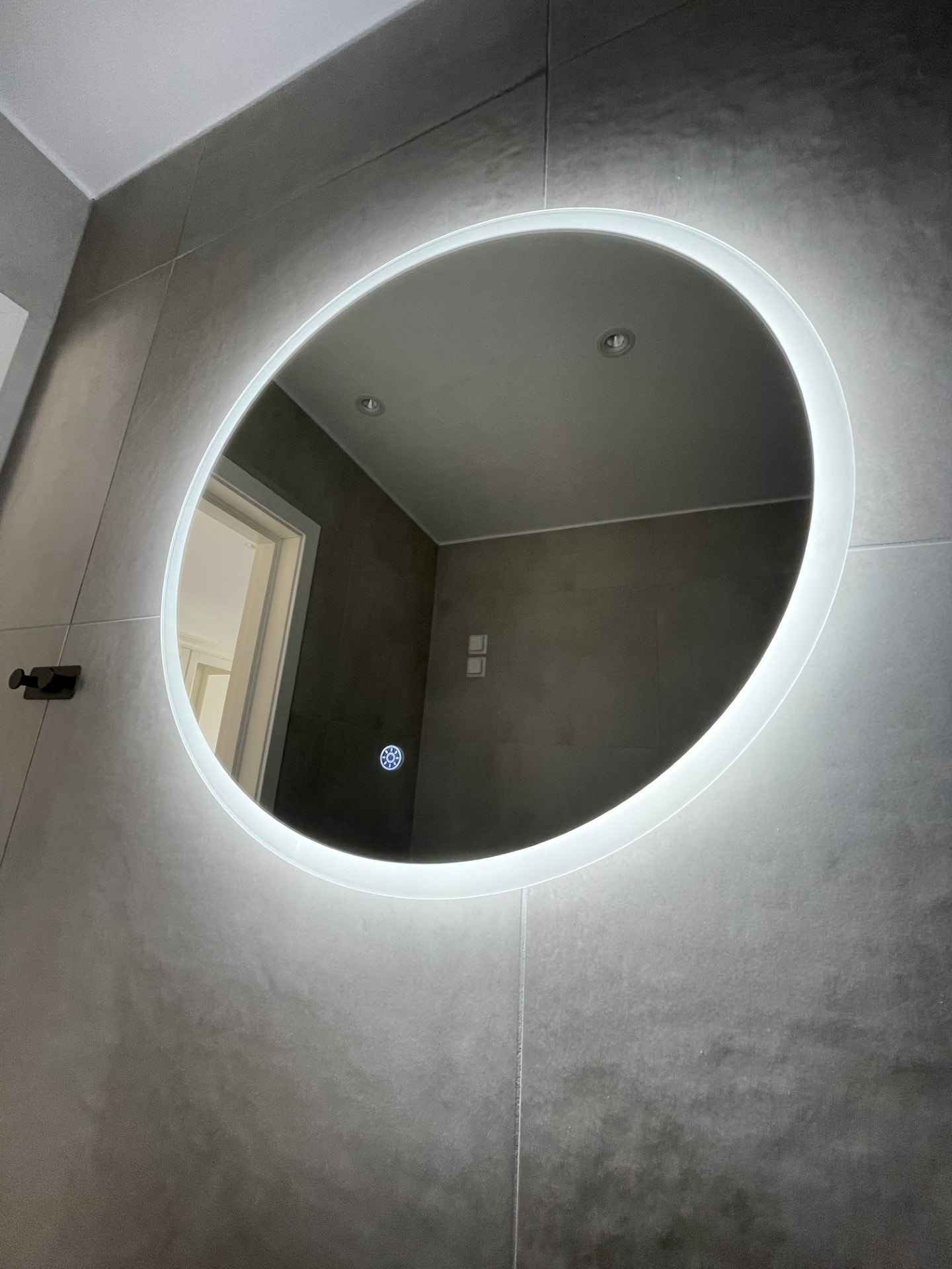 Begge leilighetene har lys i speilet på badet Galleribilde