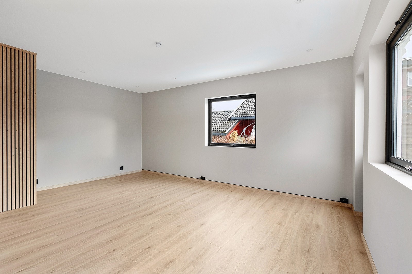 Stor stue med god plass til flere sittegrupper. Opplegg til internett- og kabel-tv. Galleribilde