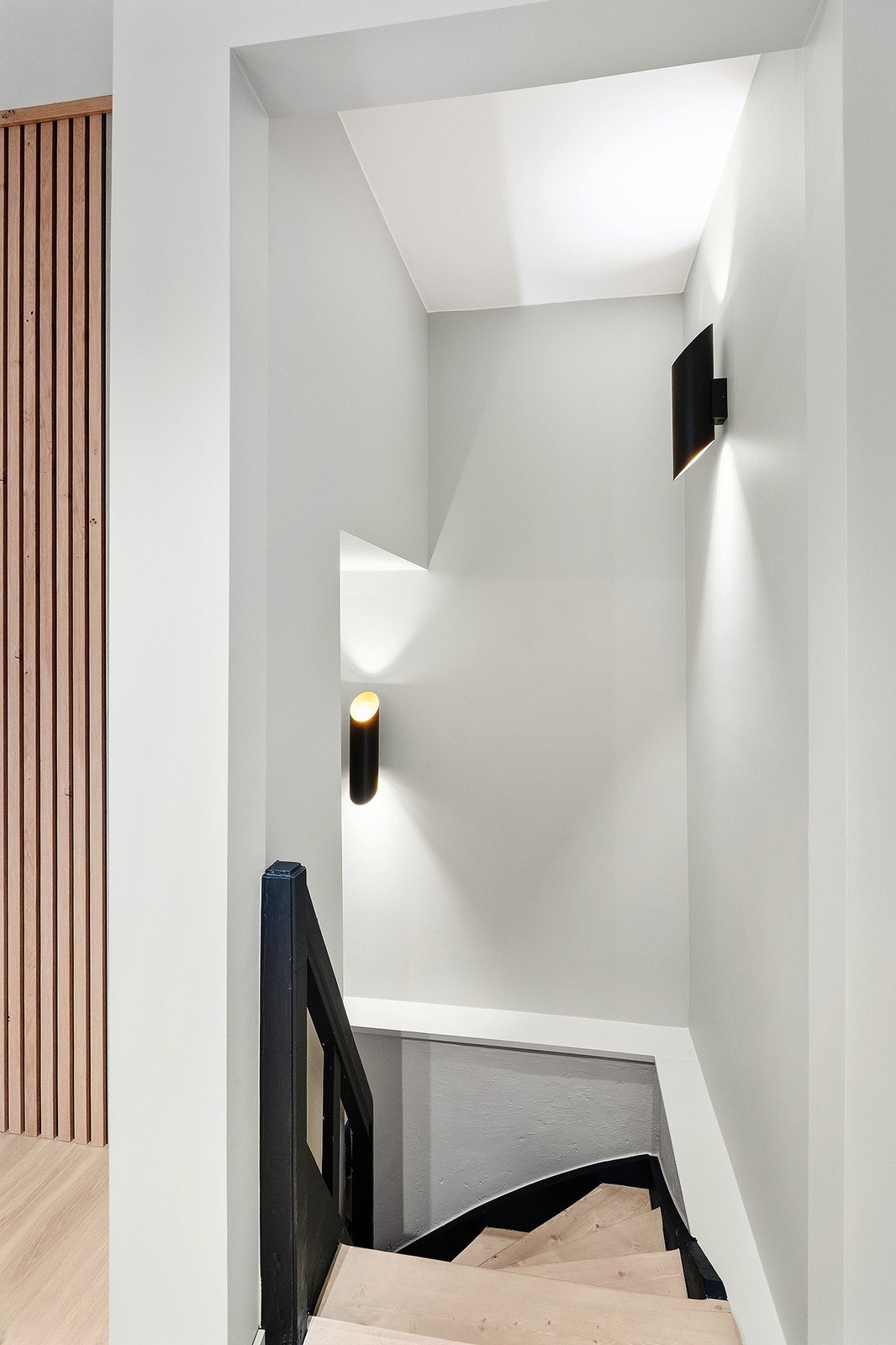 Gjennomført stil i hele huset med moderne lyskilder som står i stil til resten av boligen Galleribilde