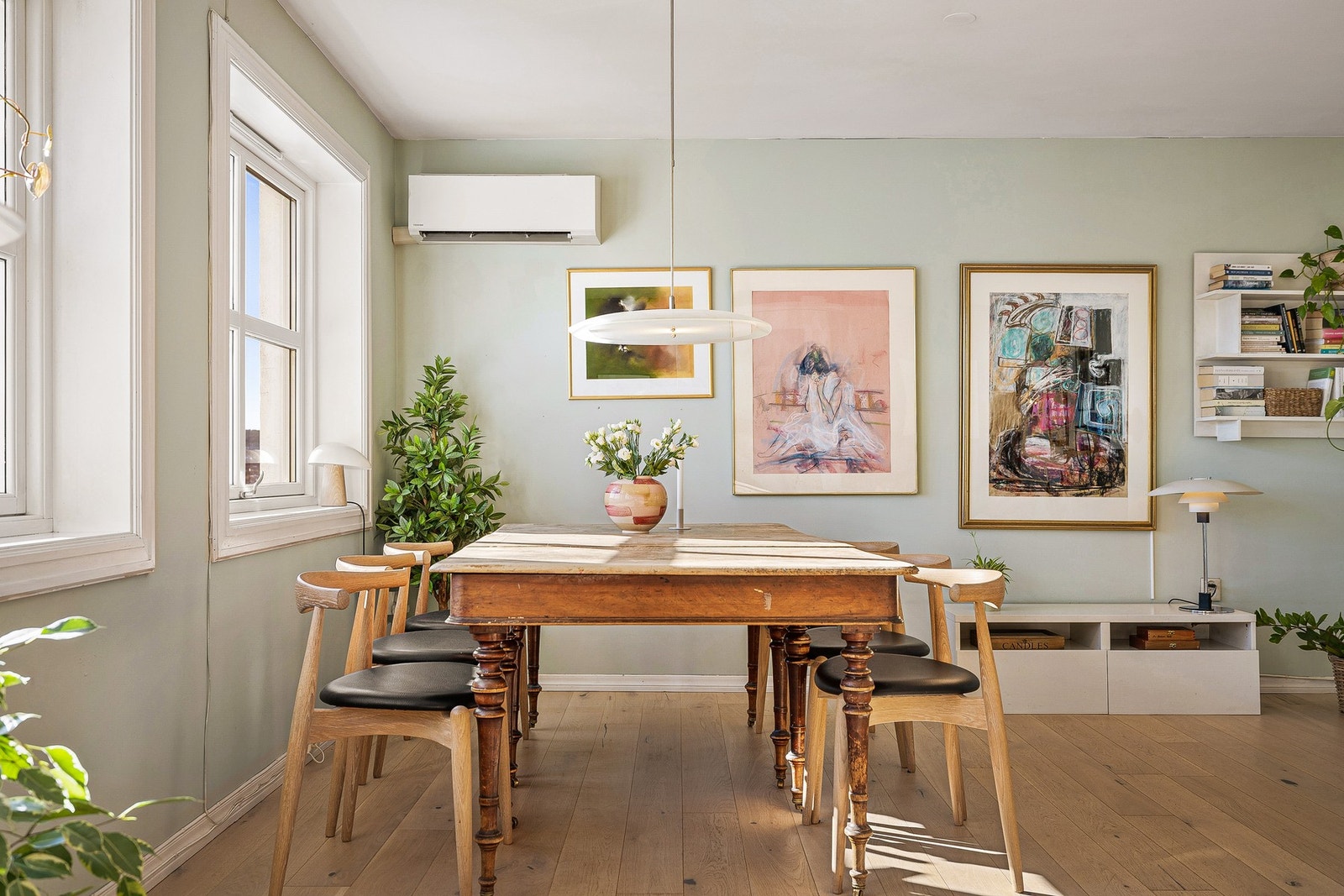 - Det er naturlige soner for spisebord, tv og og sofa - Galleribilde