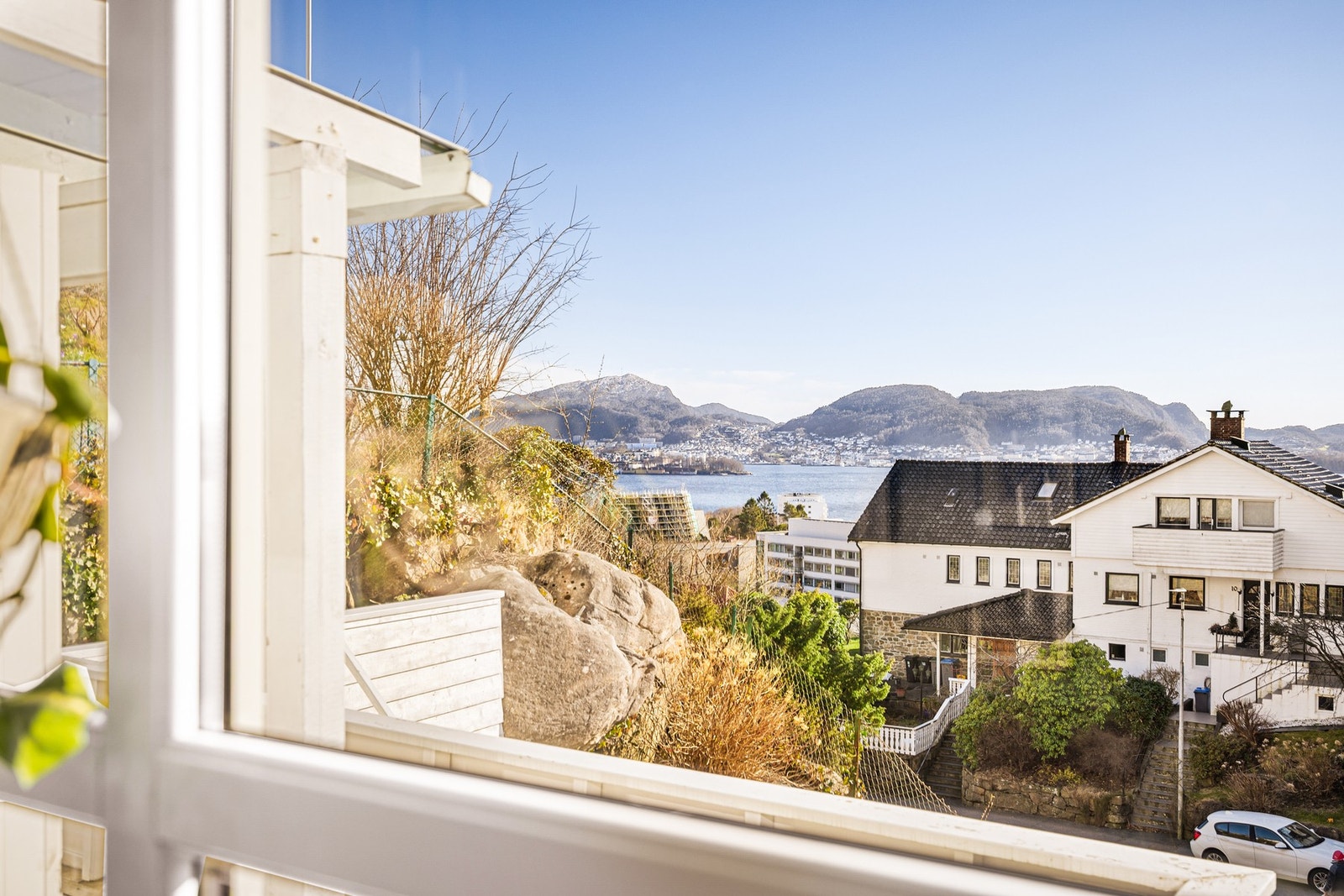 - Fra stuen har man også hyggelig sjøgløtt av byfjorden - Galleribilde