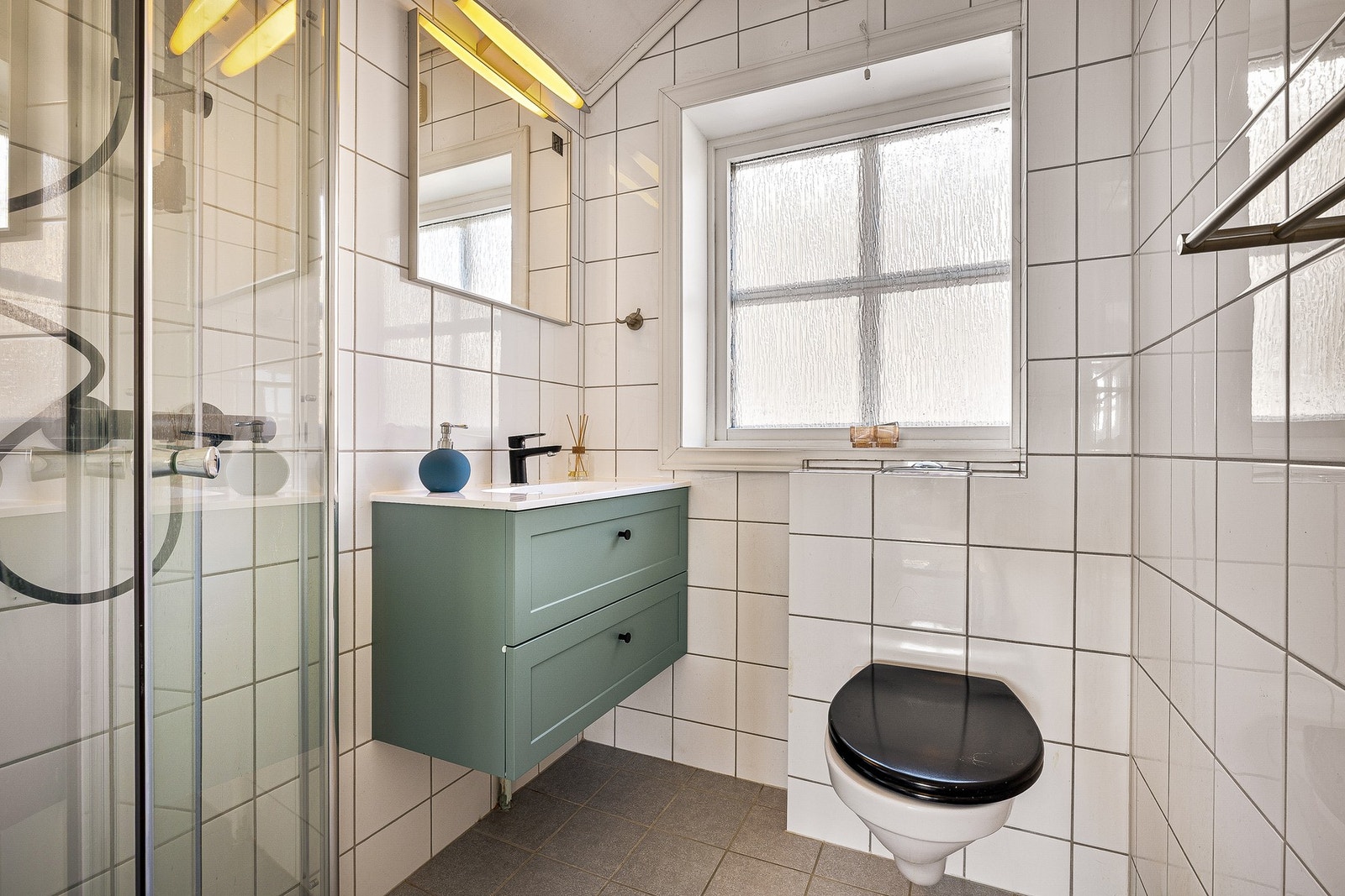 - Badet i 2. etasje er helfliset og utstyrt med servant, toalett og dusjløsning - Galleribilde