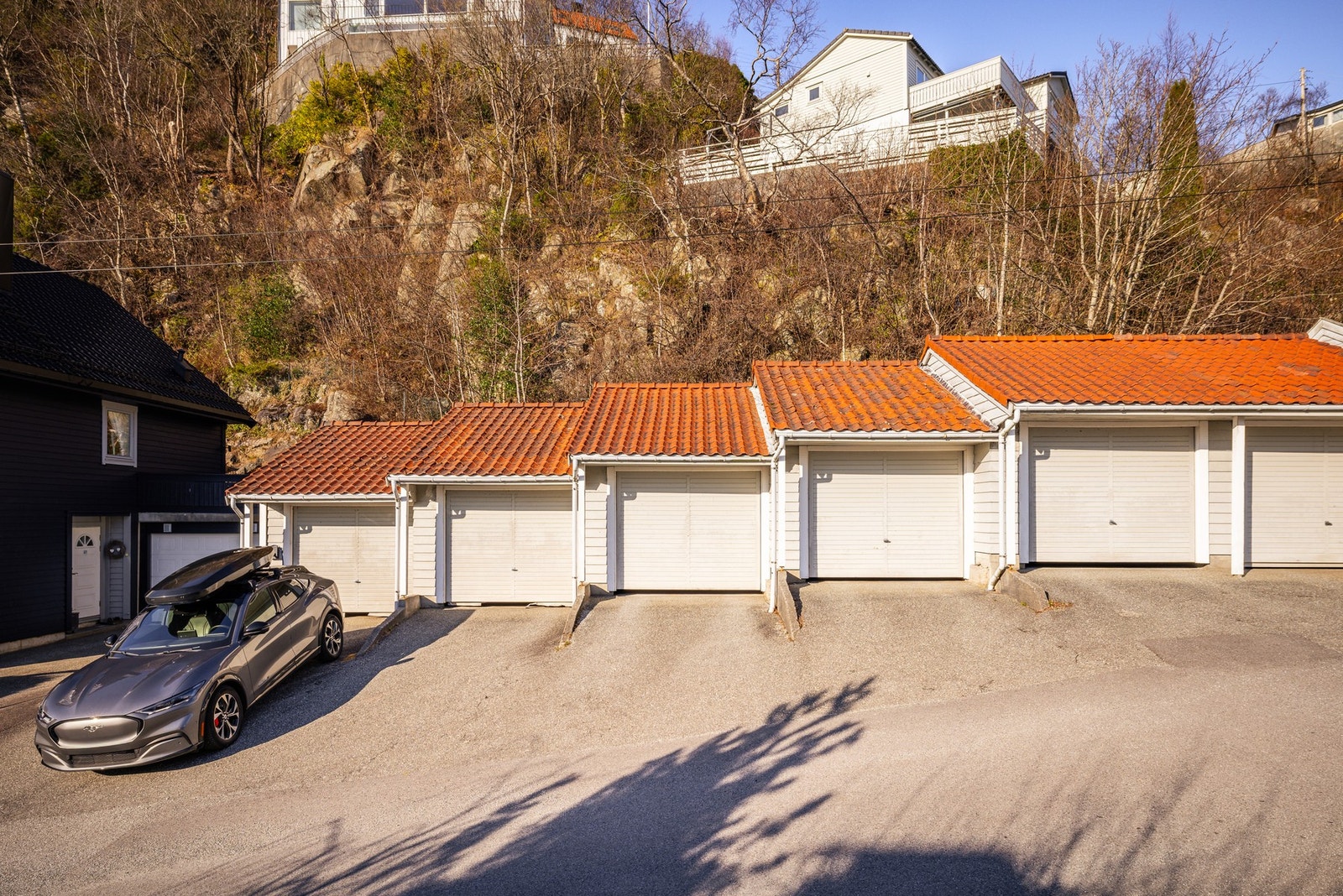 - Det medfølger en garasje i rekke like over gaten fra boligen - Galleribilde