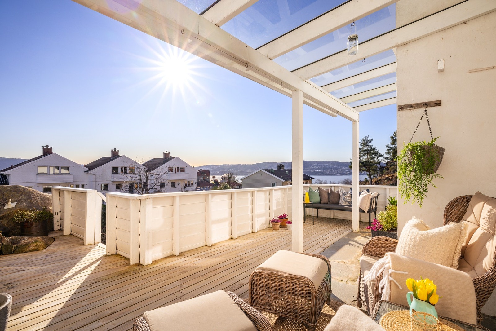 - Herlig terrasse på boligens vestre side. Her har man en lun krok, i tillegg er deler av terrassen overbygget, noe som gjør den anvendelig selv på nedbørsdager - Galleribilde