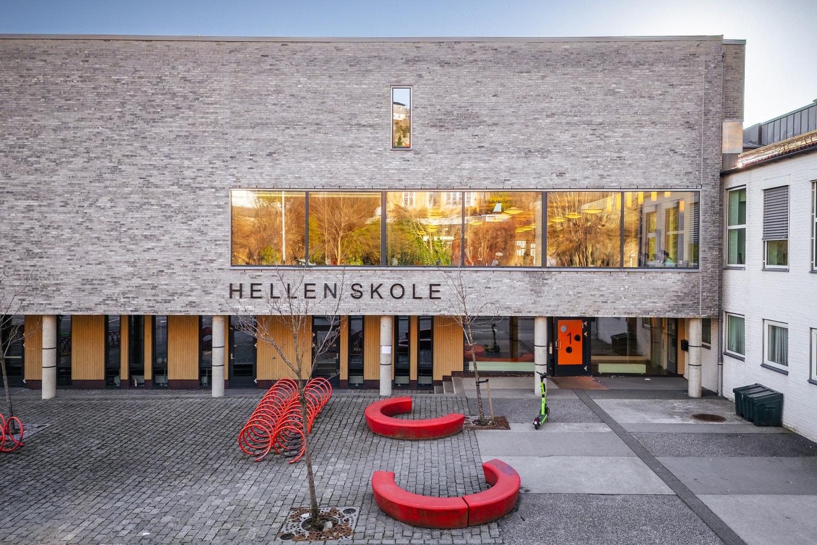 - Hellen skole ligger kun 3 minutters gange unna og Solbakken barnehage kun 5 minutter unna - Galleribilde