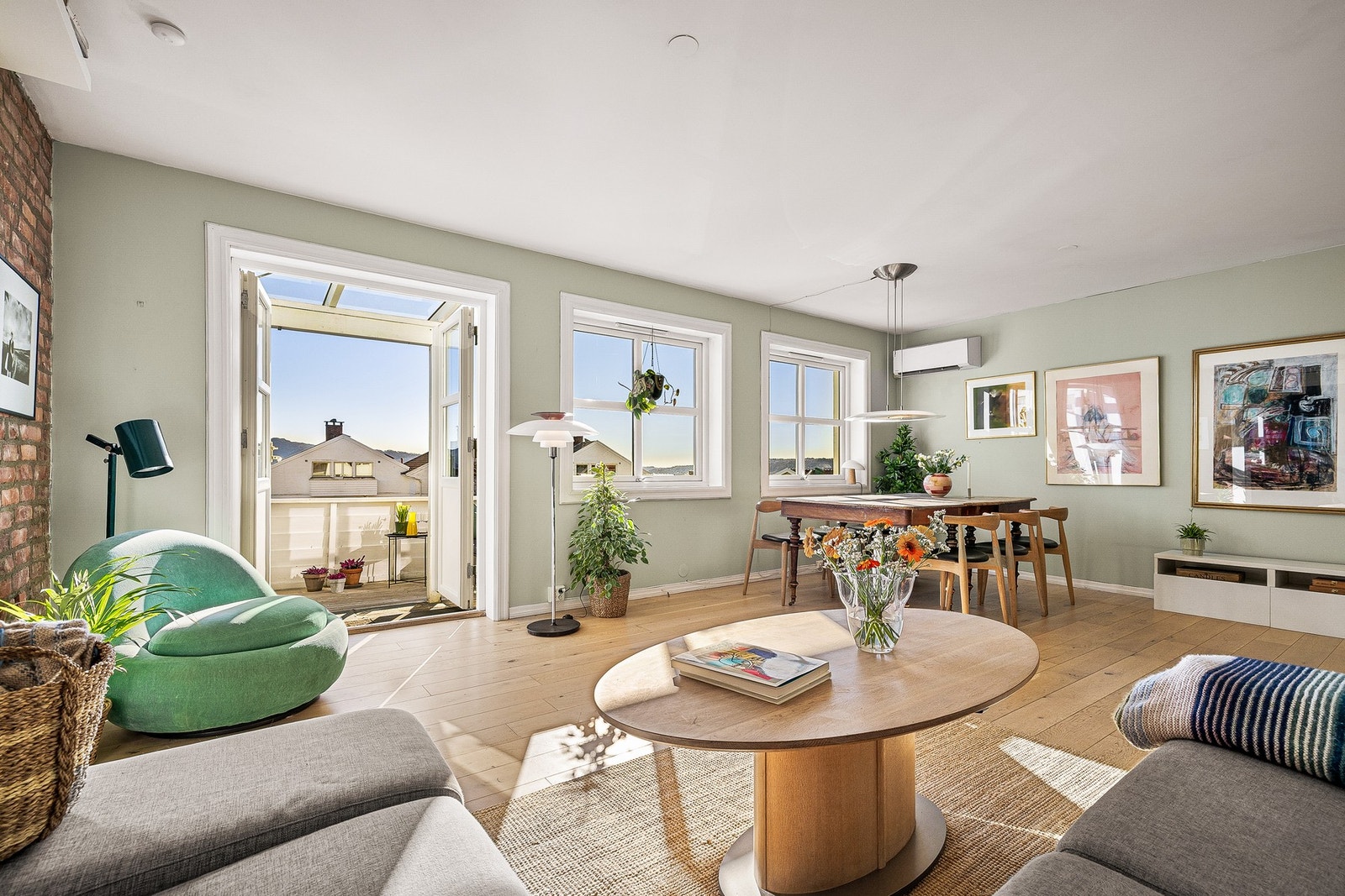 - Fra stuen har man adkomst til terrassen og hagen på vest-siden av huset - Galleribilde