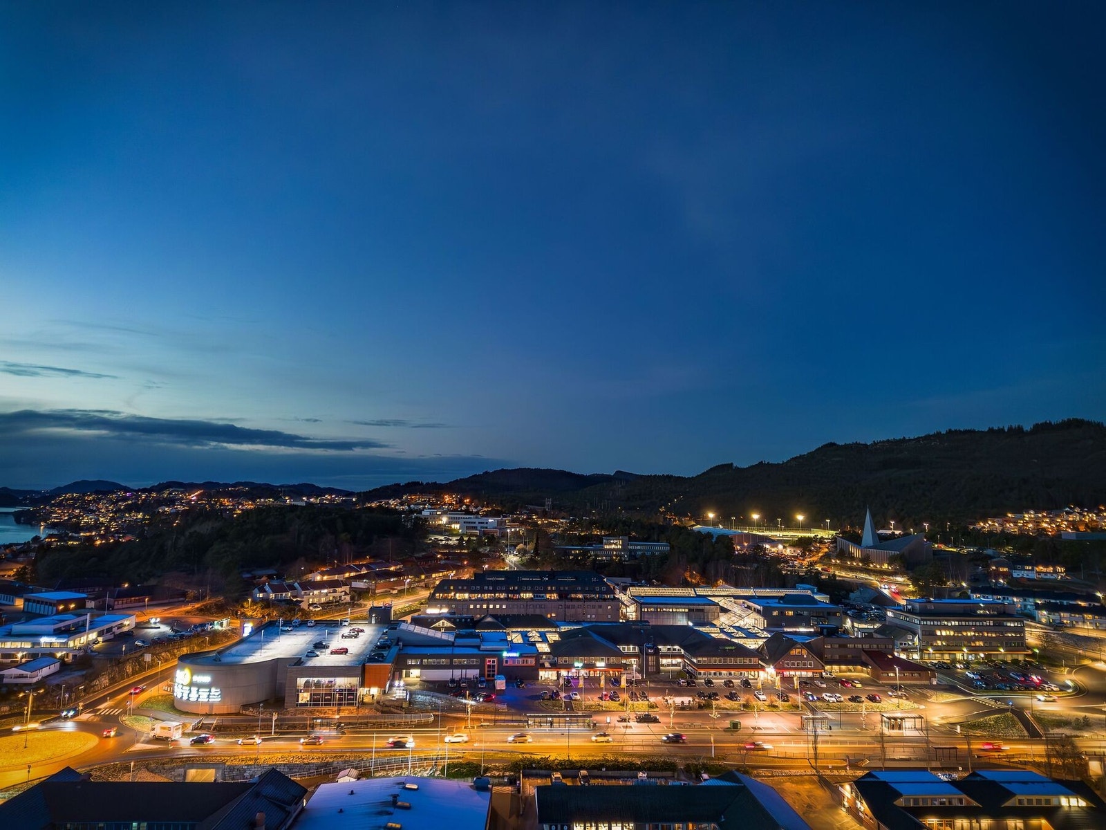 Regionsentrumet Knarvik med AMFI senter finner man kun ca. 5 min. kjøretur unna. Galleribilde