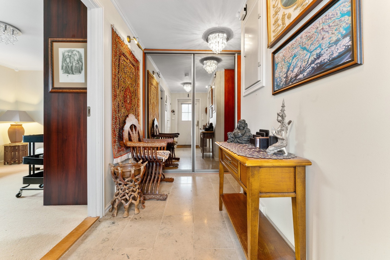 Velkommen inn! Boligens entré er av god størrelse og holder god plass til både sko og yttertøy Galleribilde