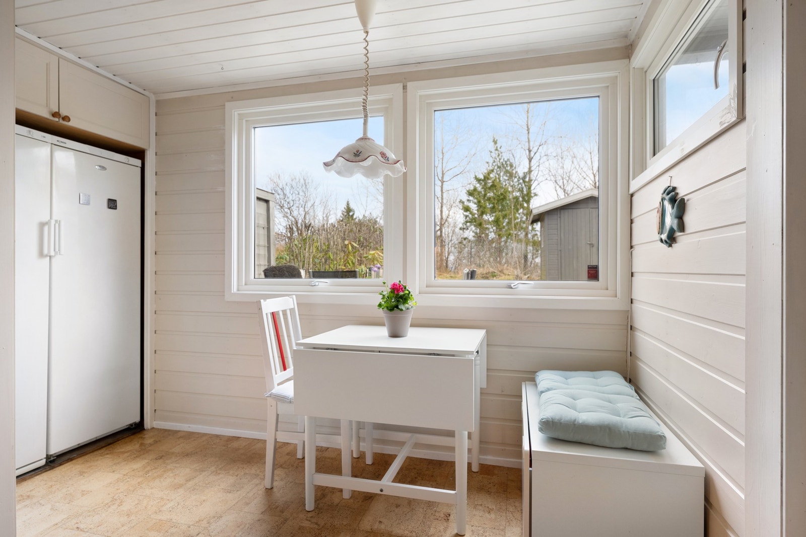 Det er plass til et lite spisebord, hvor dagens første måltid kan inntas eller når barna skal gjøre lekser. Galleribilde