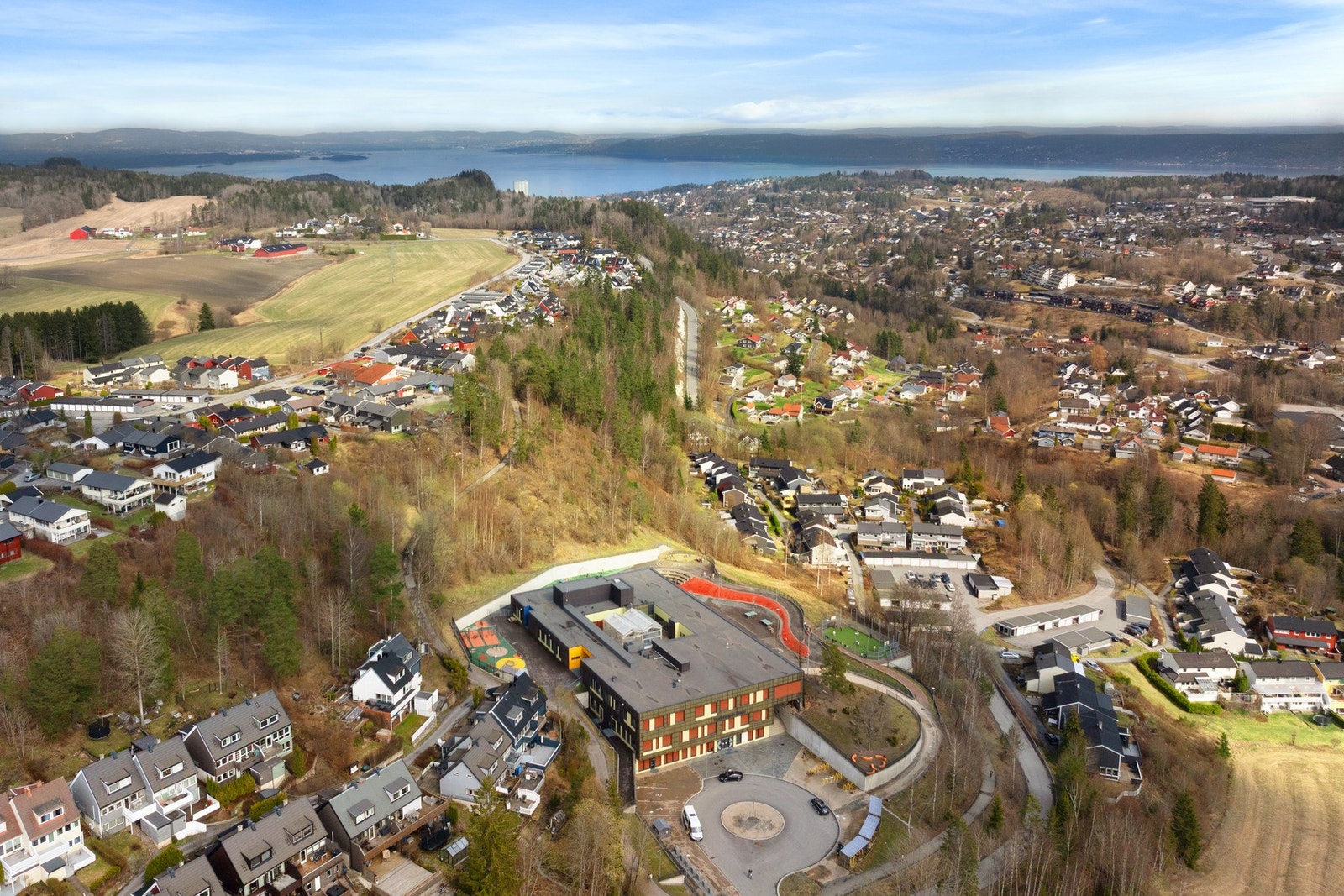 Området sogner til Sydskogen skole. Hit er det kun noen hundre meter fra boligen, dermed får barna meget trygg og fin skolevei. Galleribilde