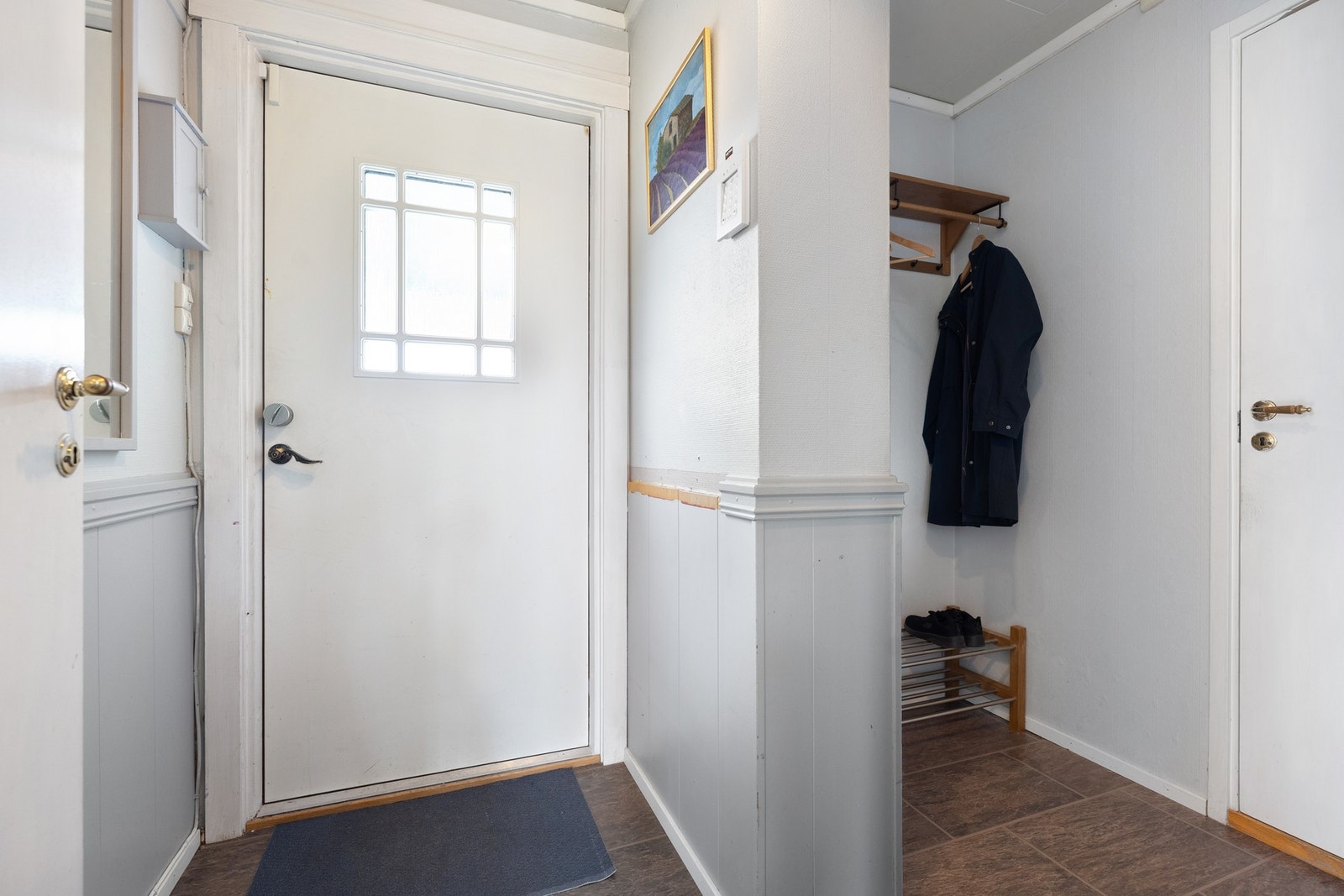 Lys entre. med god plass til å ta av seg Ytter bekledning. Det befinner seg et toalettrom inn døren til øst. Galleribilde