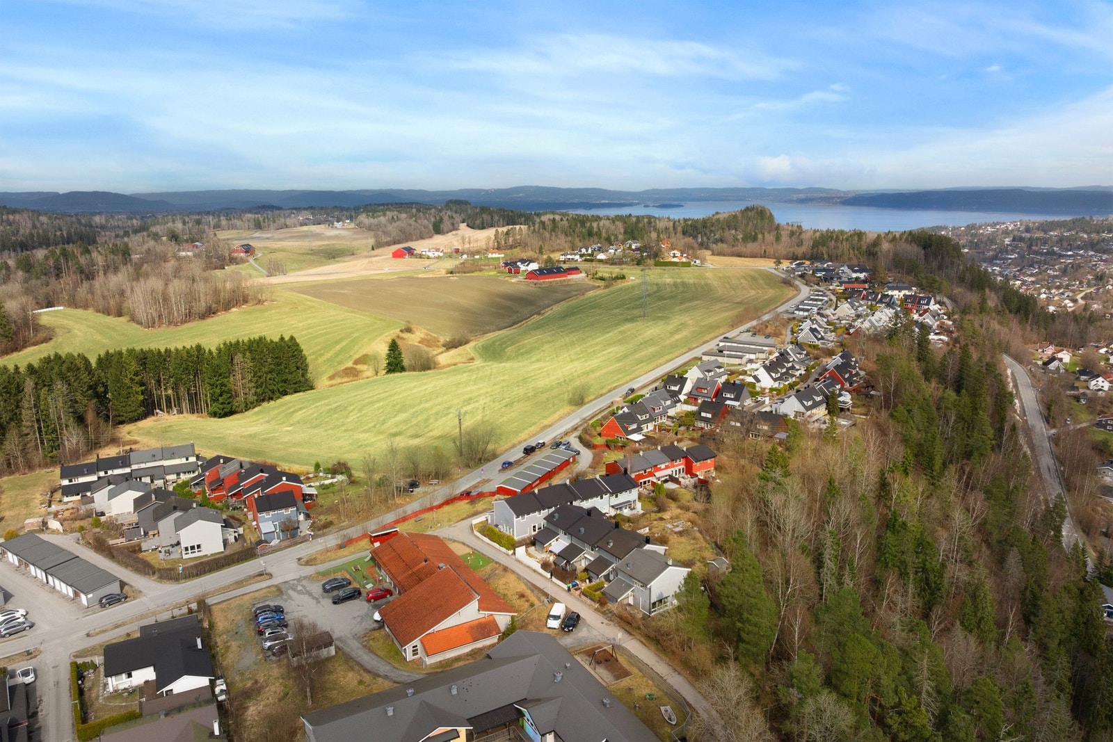 Tors vei 178 ligger flott til i et godt etablert, stille og rolig boligområde. Her bor dere med nærhet til både marka og sjøen. Galleribilde