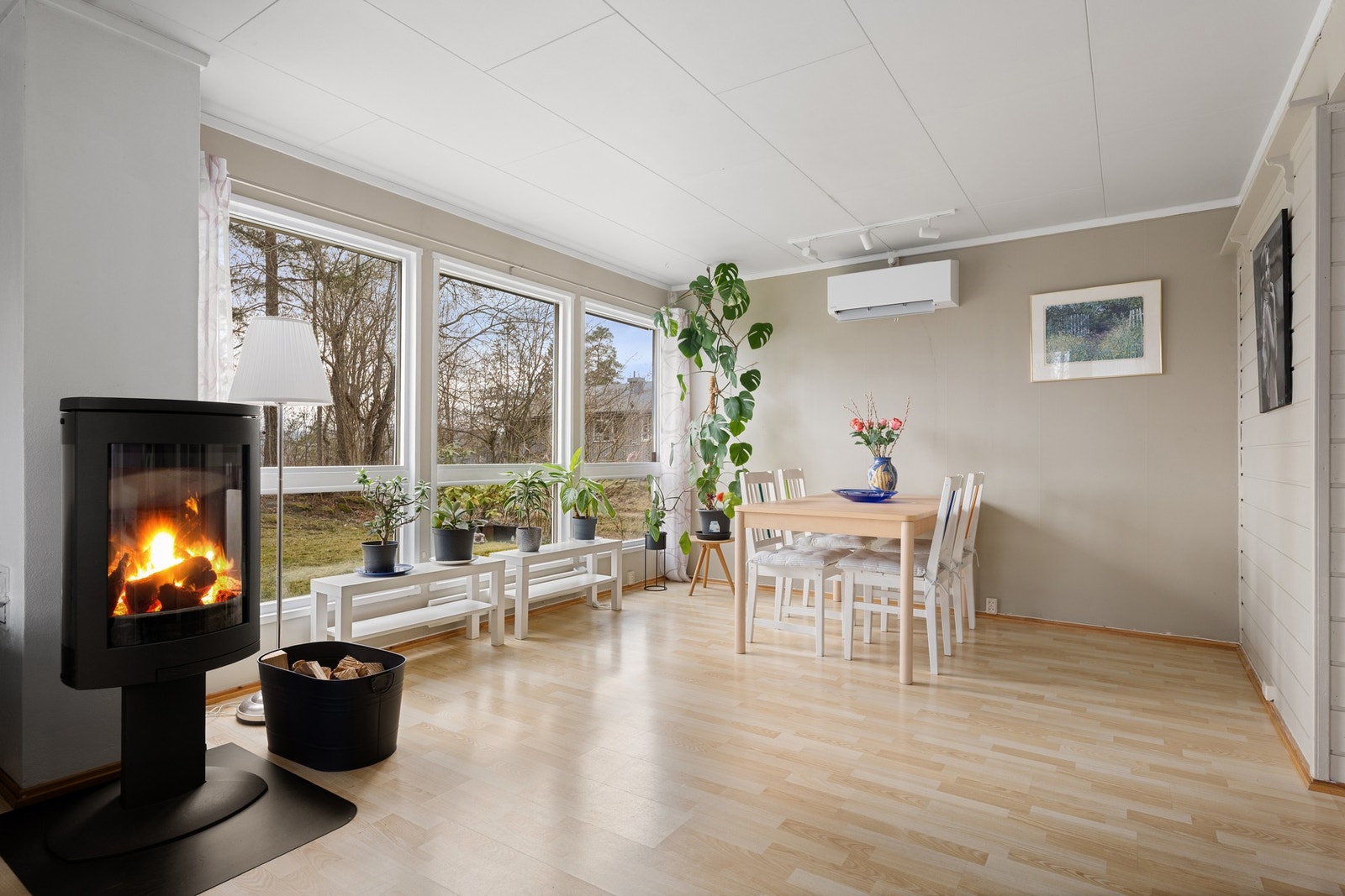Stuen er lys og romslig med store vindusflater som slipper inn rikelig med lys inn i boligen. Galleribilde