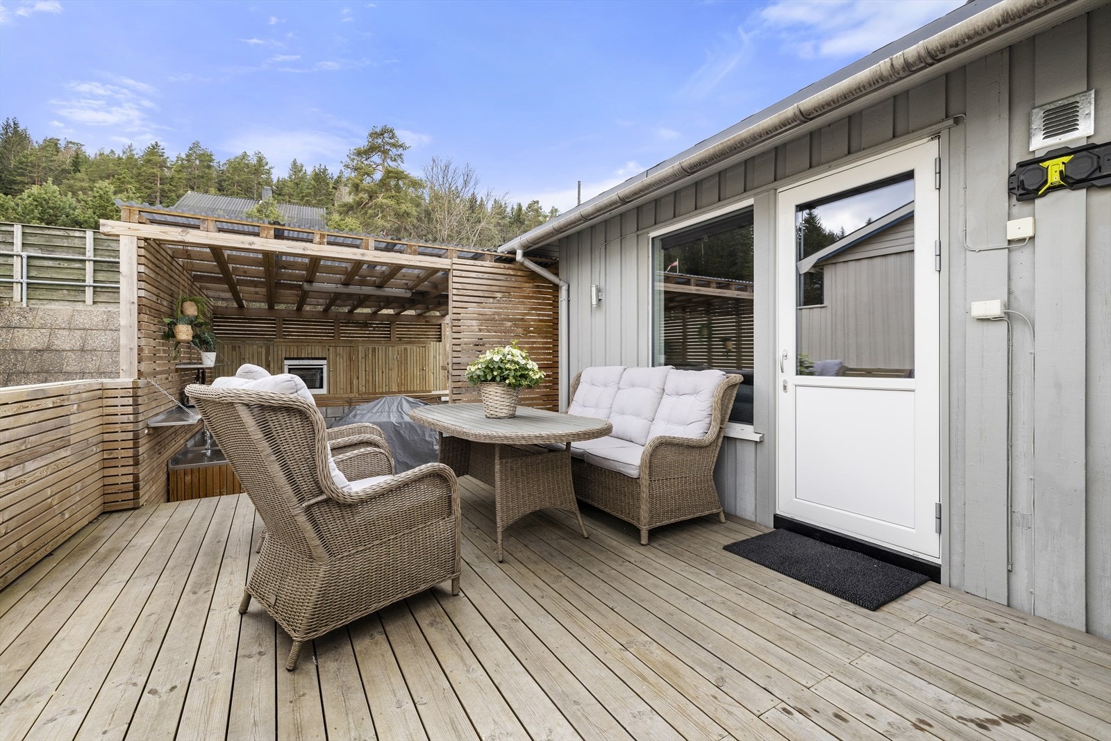 Terrasse med god plass til sittegruppe. Galleribilde