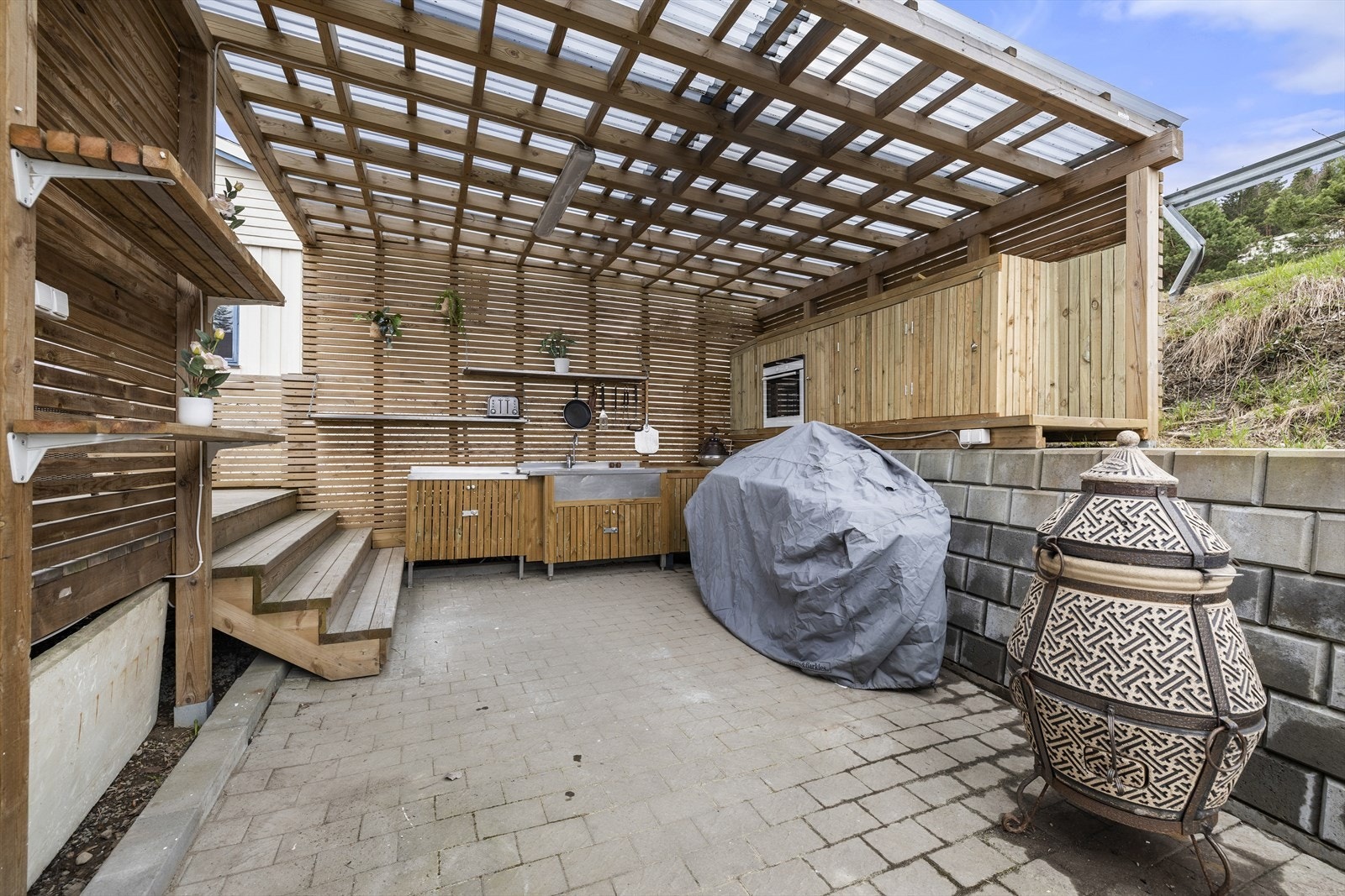 Flott halvpart av tomannsbolig med gjennomgående god standard og attraktiv beliggenhet. Boligen byr på flere soner for sosiale sammenkomster. Galleribilde