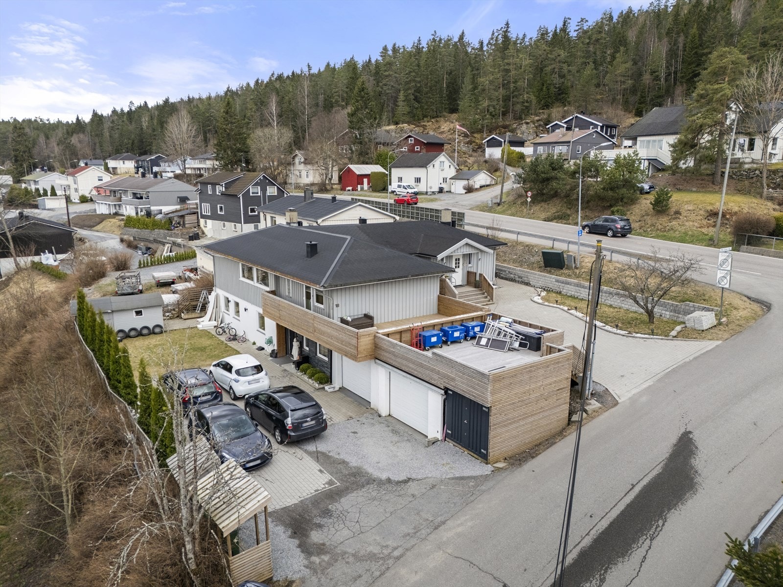 Det er kort vei til skoler, barnehager, offentlig kommunikasjon og et godt utvalg av servicetilbud. Galleribilde