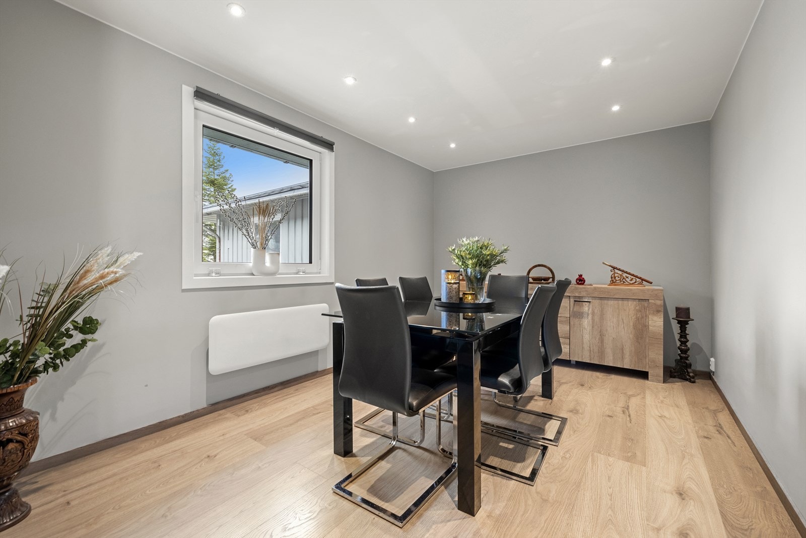 Naturlig spiseplass med god plass til familie og gjester. Galleribilde